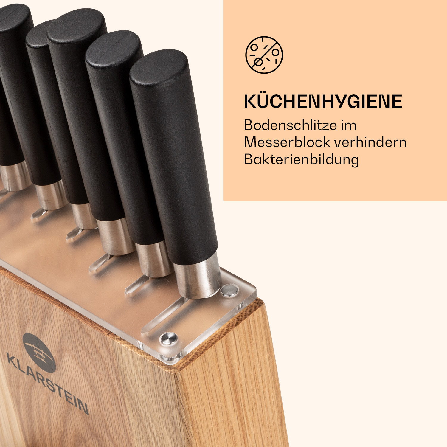Ein Messersatz in einem Holzblock mit schwarzen Griffen und weißem Hintergrund.