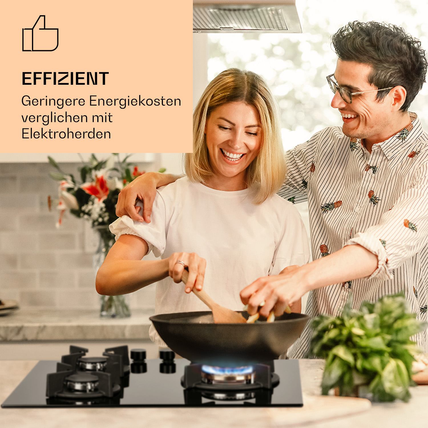 Paar kocht zusammen, mit Gasherd und Text über die Effizienz des Produkts.