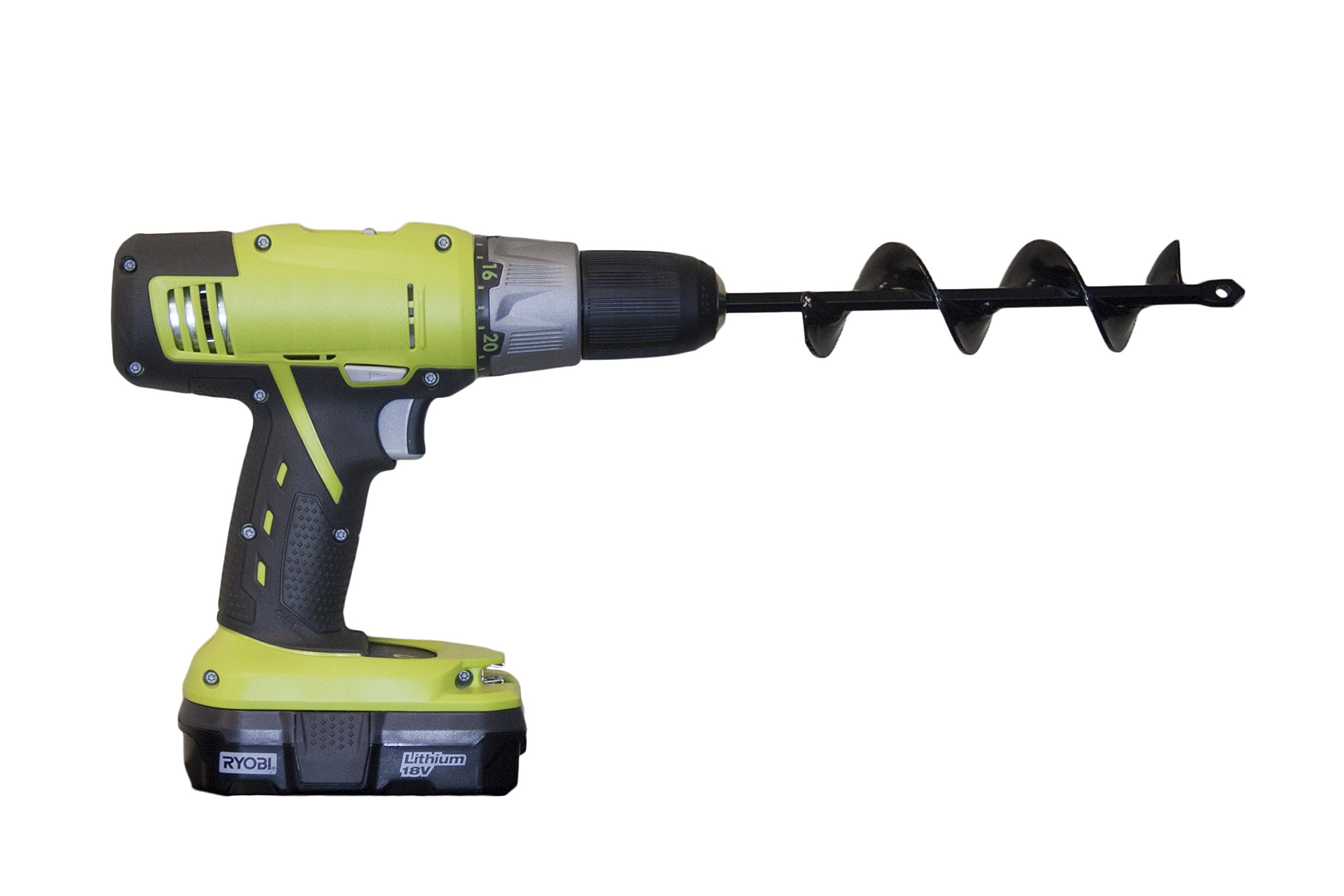 Un trapano verde e giallo con una punta a spirale nera, su sfondo bianco. Il trapano è un Ryobi 18V.