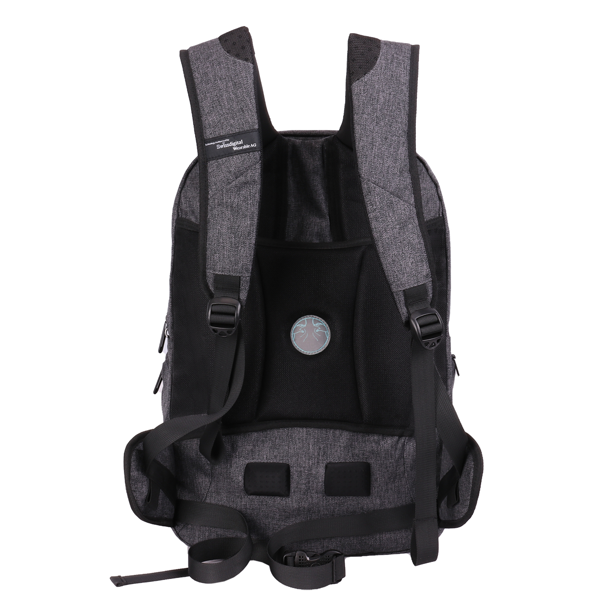 Grauer Rucksack, schwarze Träger und Schnallen. Weißer Hintergrund.