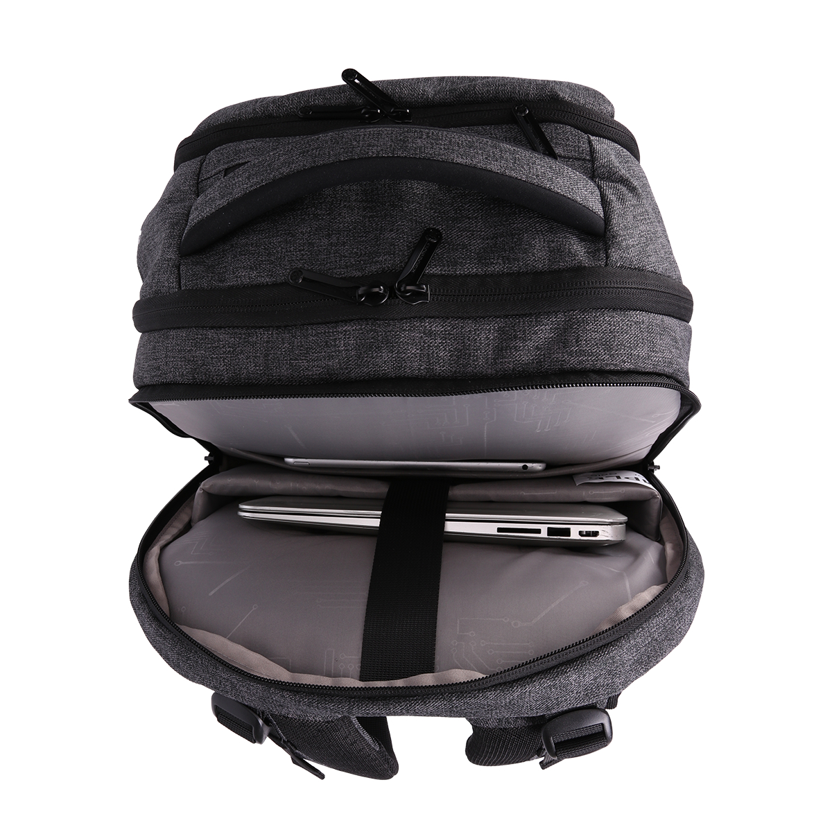 Ein grauer Rucksack, offen, mit einem Laptop und einem Tablet darin.