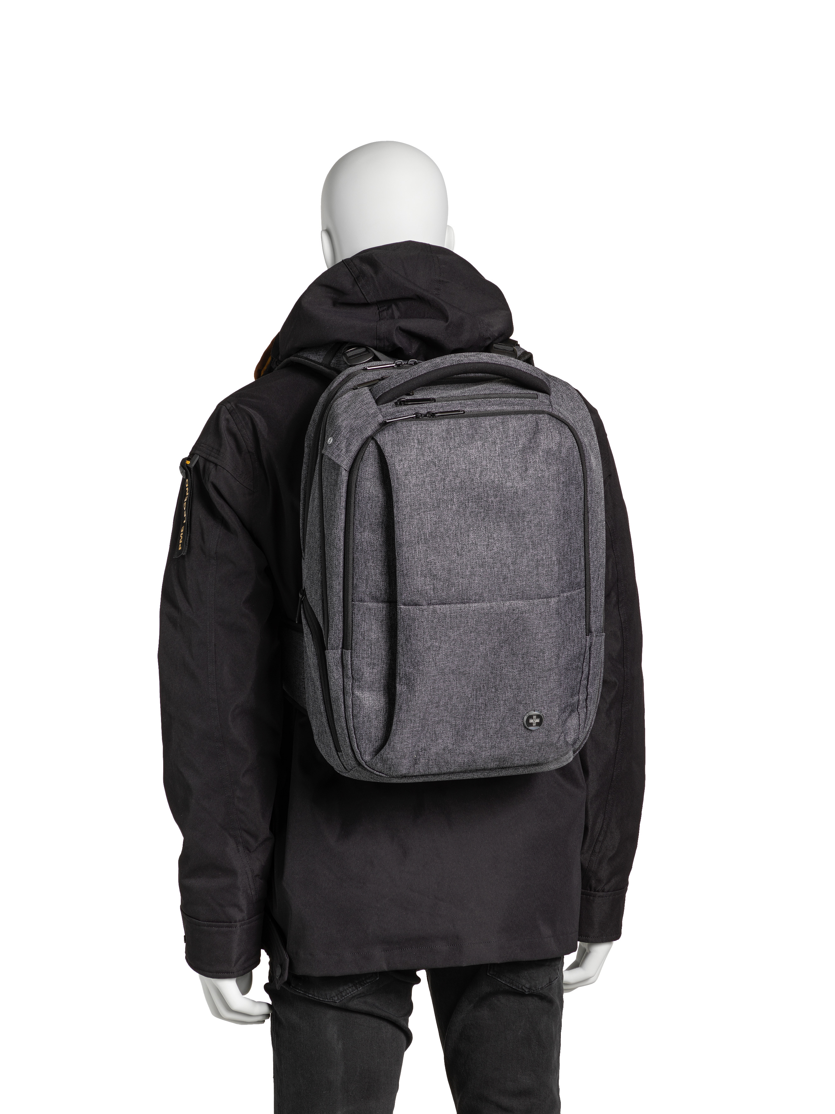 Eine Schaufensterpuppe mit einem grauen Rucksack. Der Hintergrund ist eine weiße Wand.