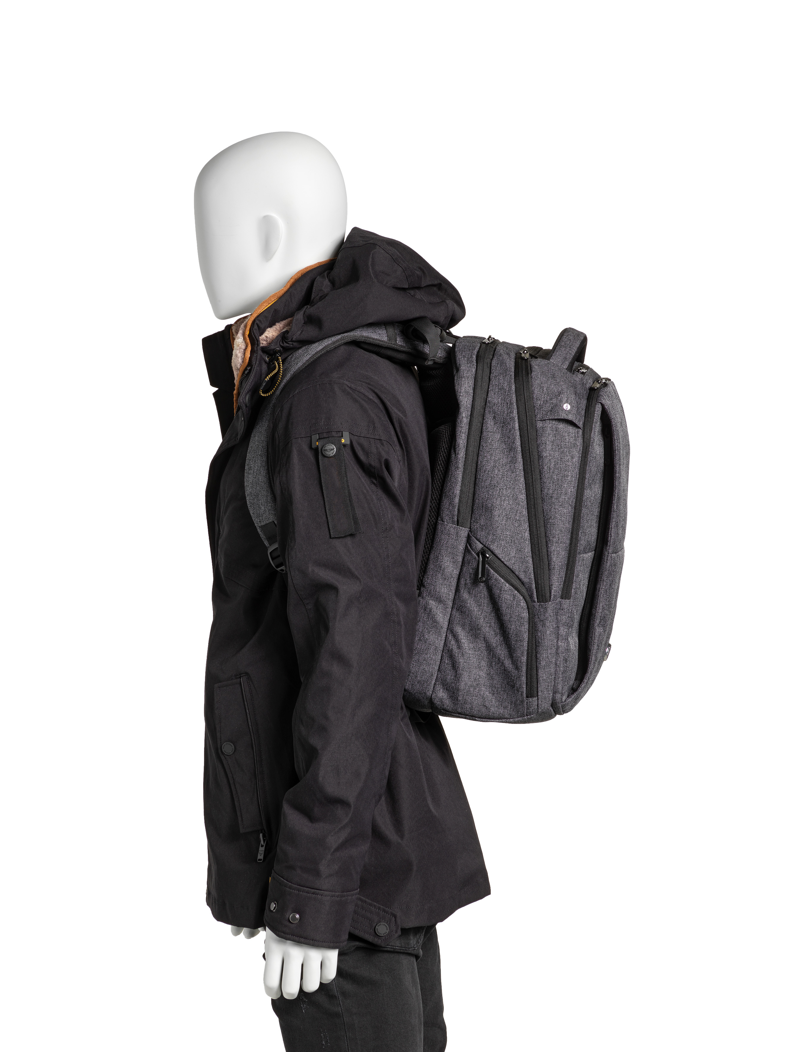 Eine Schaufensterpuppe mit schwarzer Jacke und grauem Rucksack.