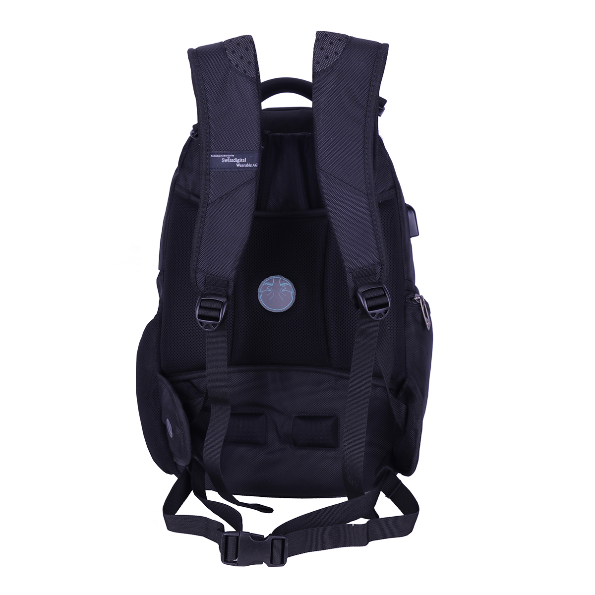 Schwarzer Rucksack von hinten, mit Trägern und Logo. Weißer Hintergrund.