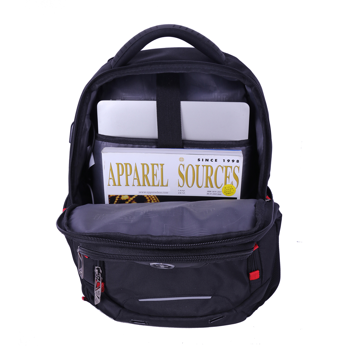 Schwarzer Rucksack, offen. Im Inneren Laptop, Zeitschrift, kleine Reißverschlusstasche.