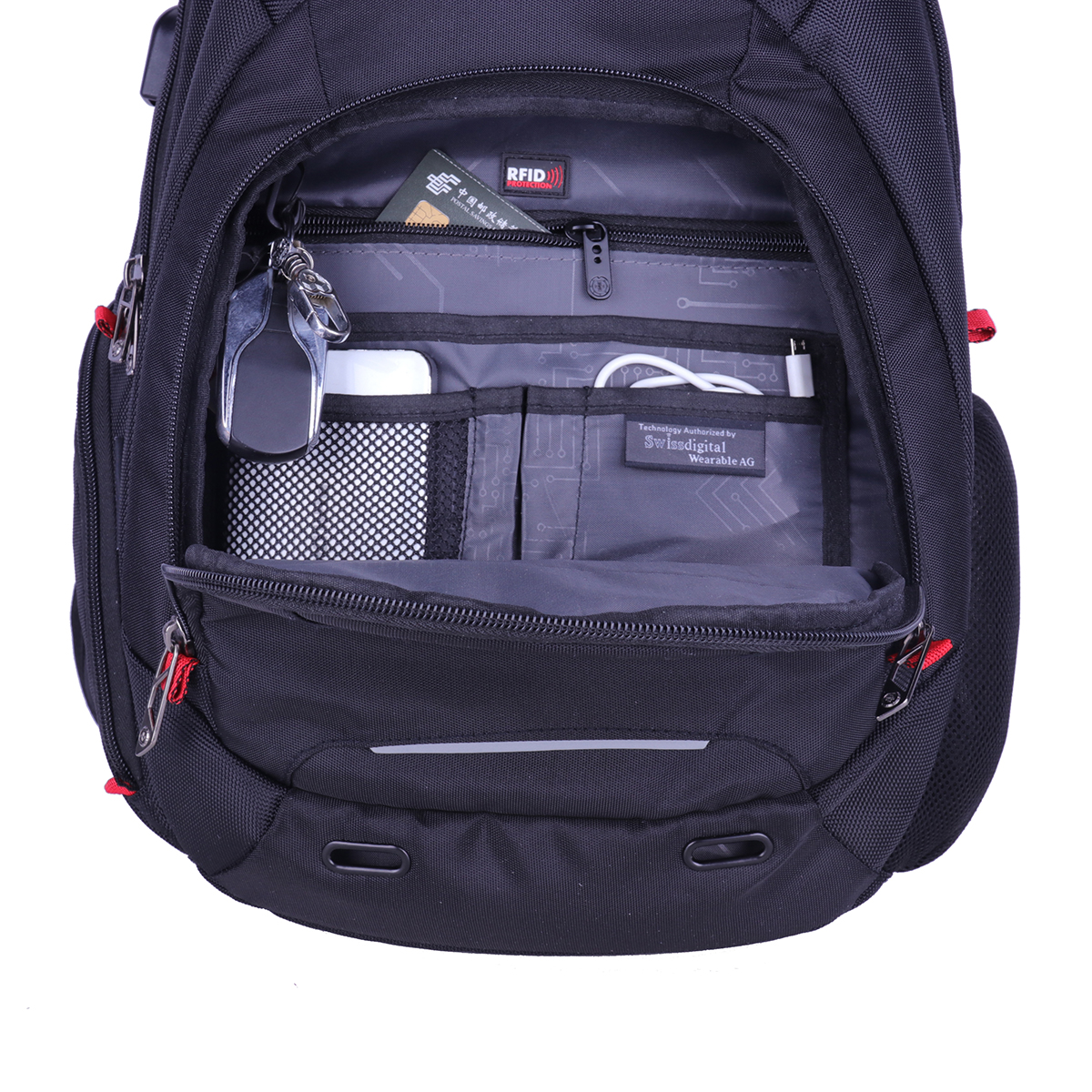 Ein offener schwarzer Rucksack mit verschiedenen Gegenständen, darunter ein Telefon und eine Geldbörse.