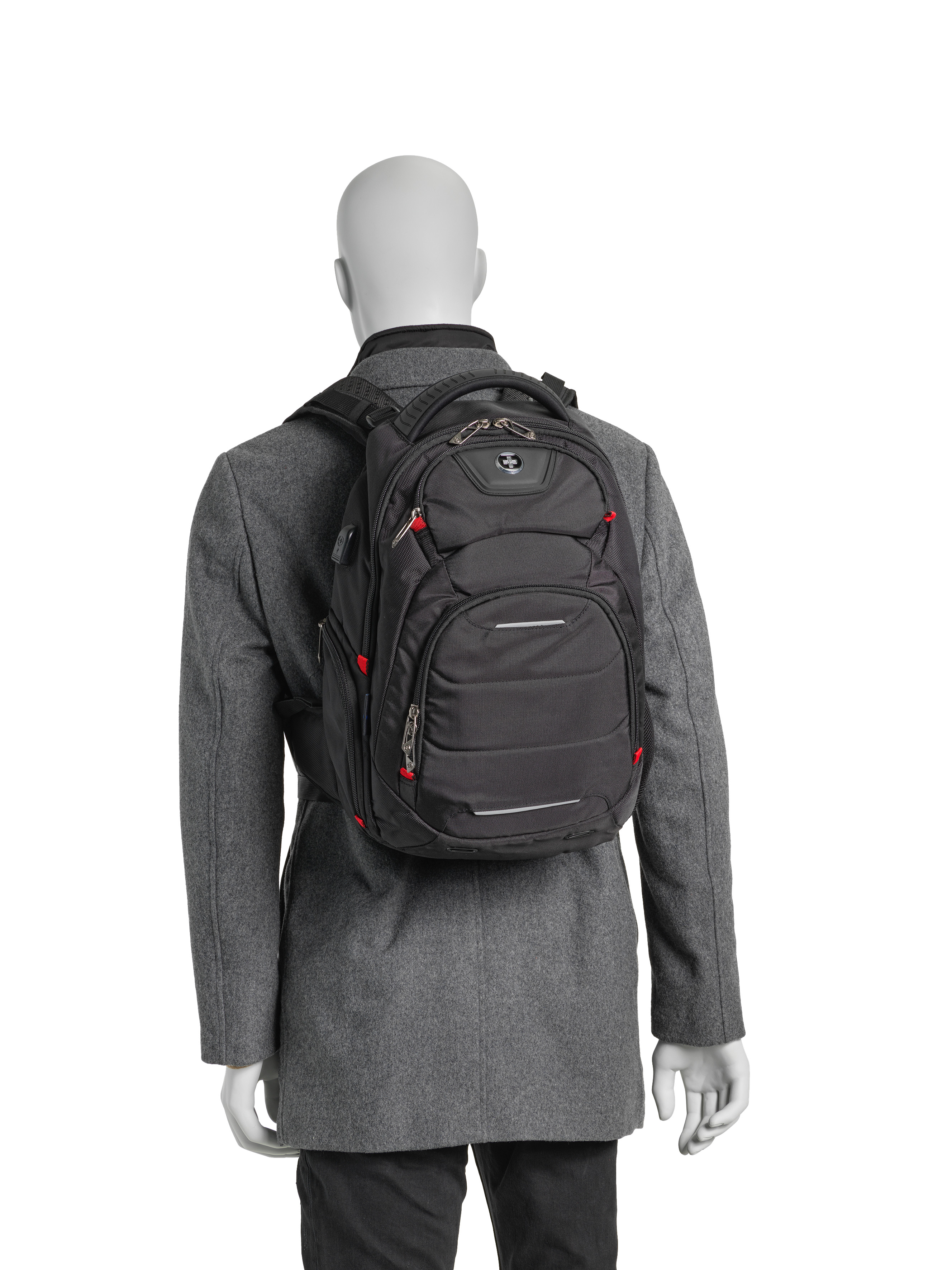 Mannequin trägt grauen Mantel und einen schwarzen Rucksack mit roten Akzenten.
