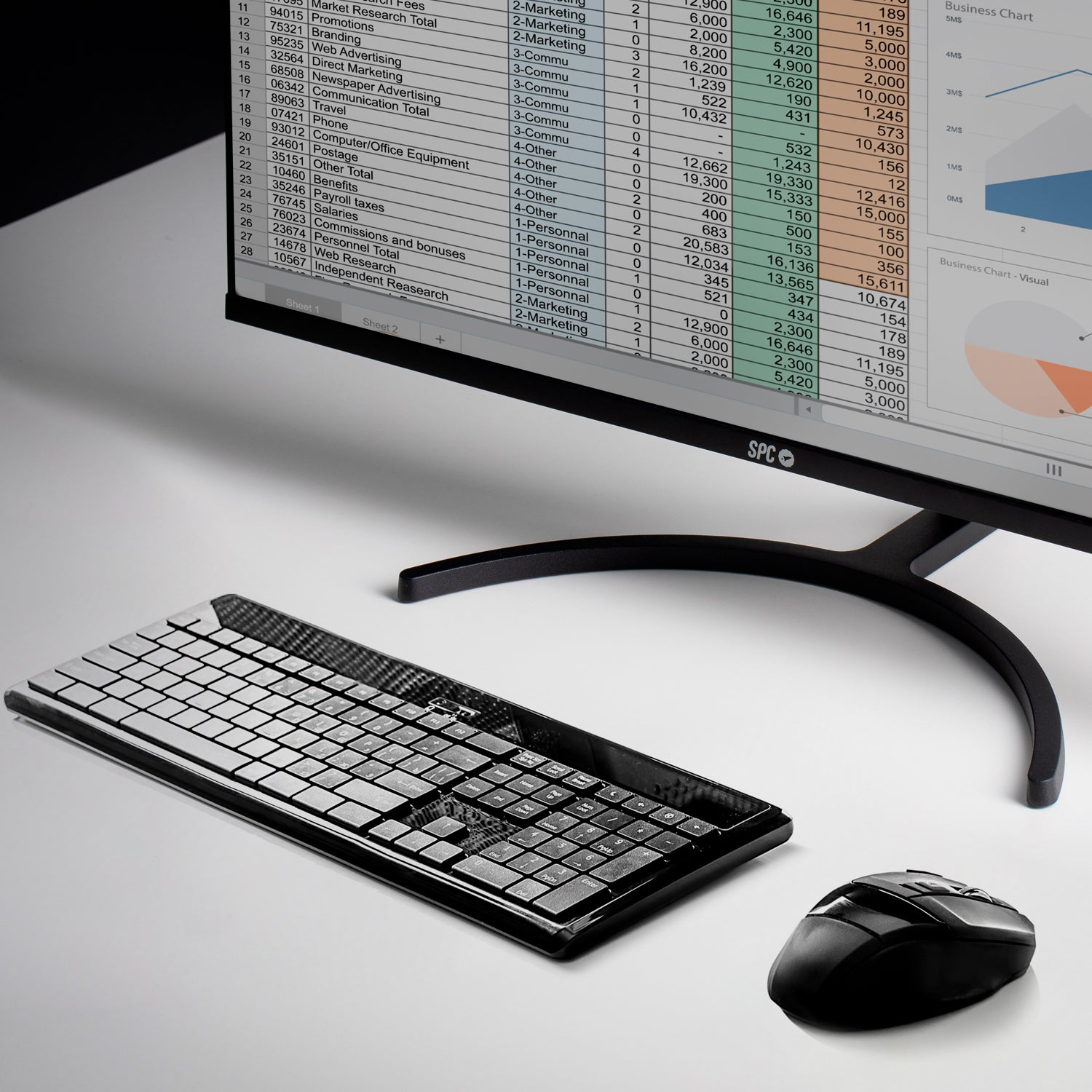 Czarna konfiguracja komputera z monitorem, klawiaturą i myszą. Arkusz kalkulacyjny na ekranie.