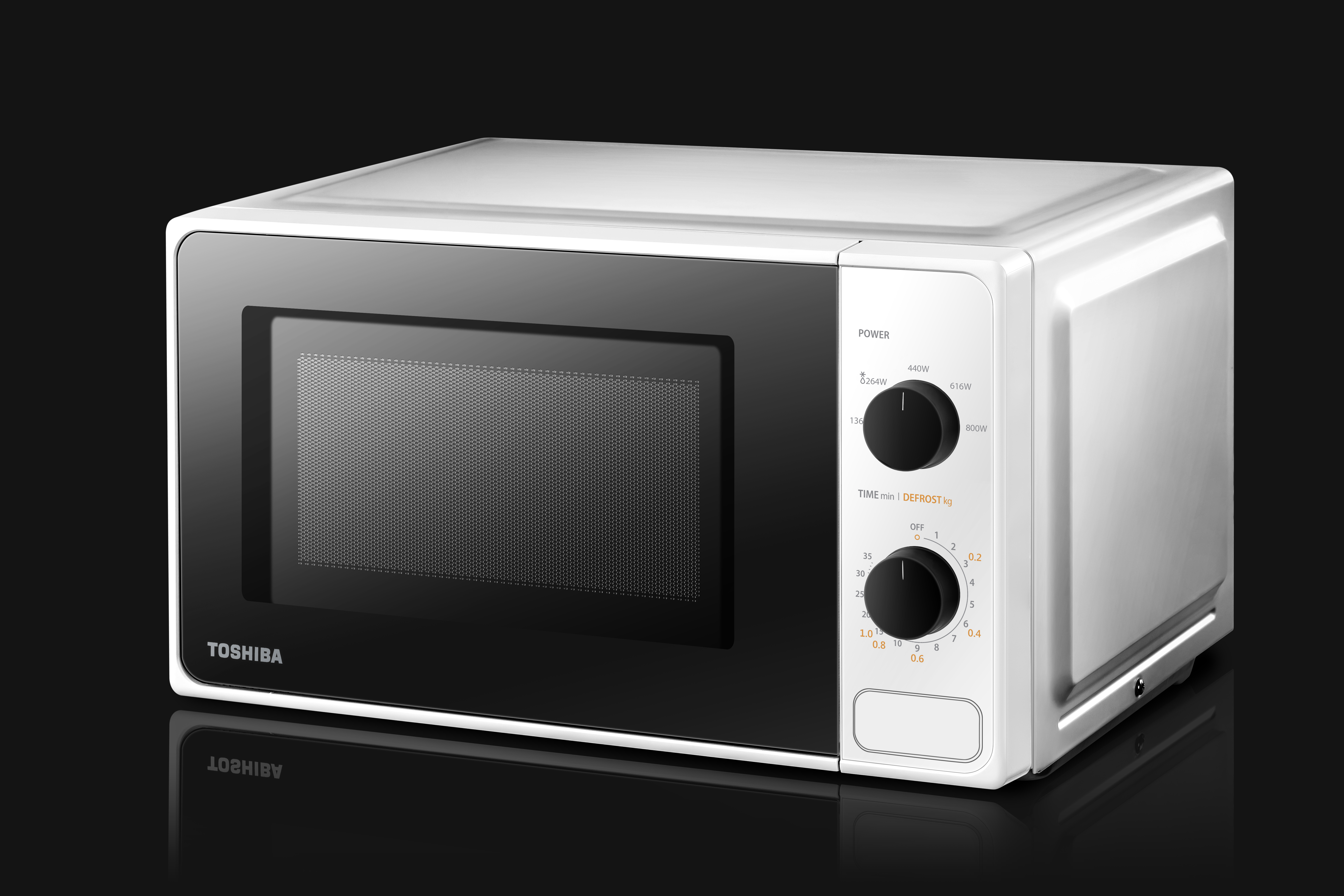 Horno microondas blanco con puerta y panel de control negros, el logotipo 'TOSHIBA' es visible.