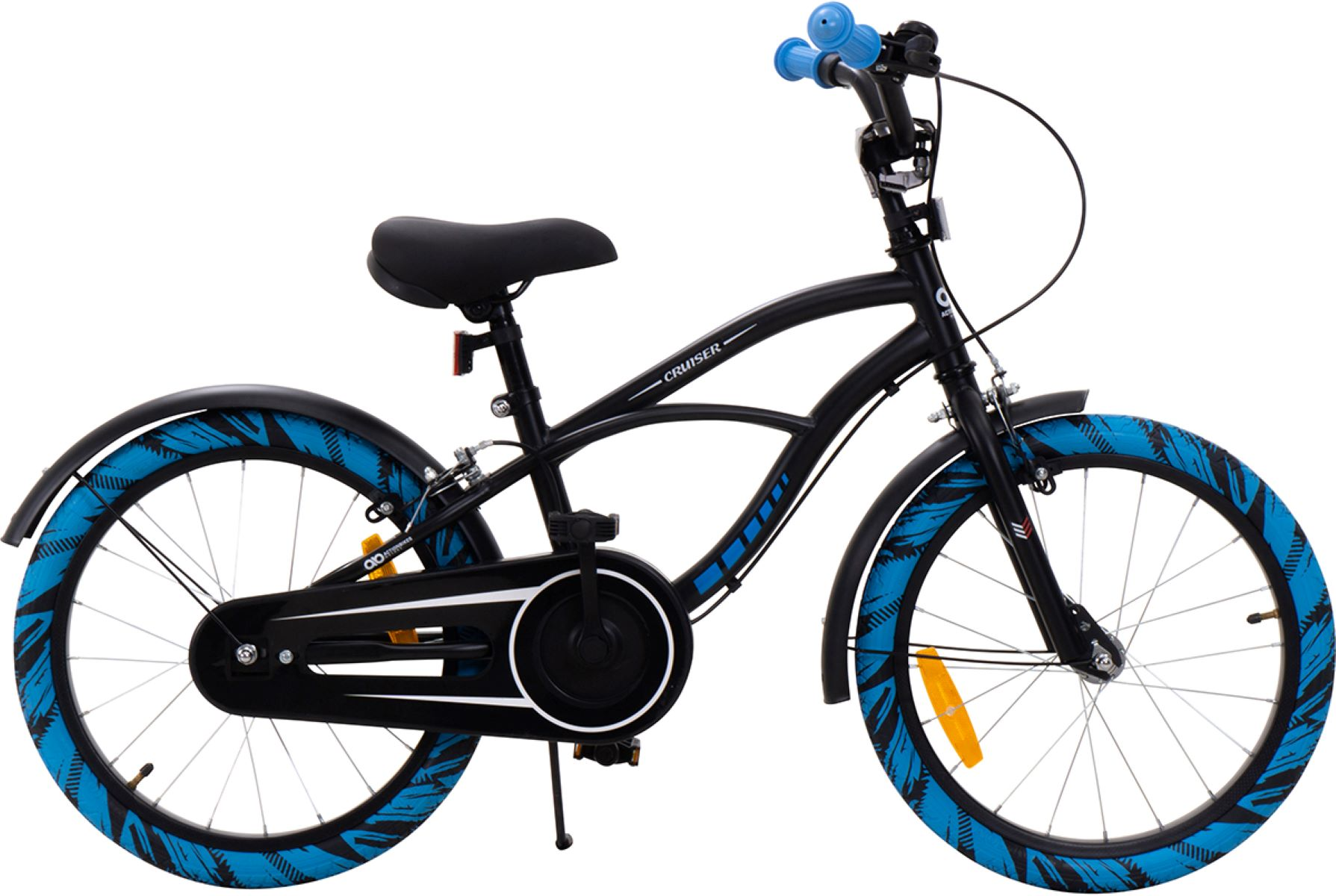 Schwarzes und blaues Cruiser-Fahrrad. Verfügt über blaue Reifen und Lenker. Weißer Hintergrund.