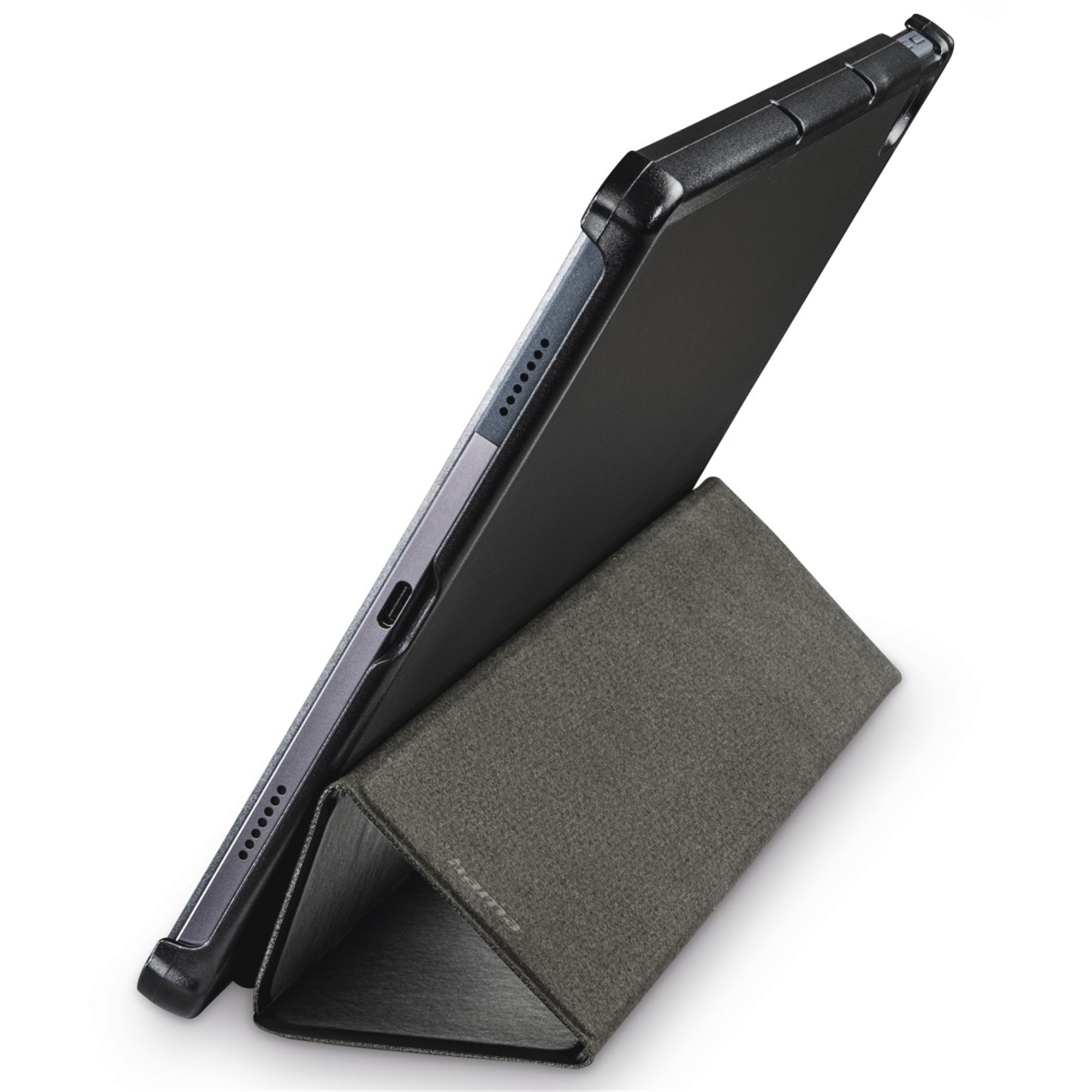 Ein Tablet in einer Hülle, nach oben abgewinkelt, auf einer gefalteten grauen Hülle ruhend. Die Hülle ist schwarz.
