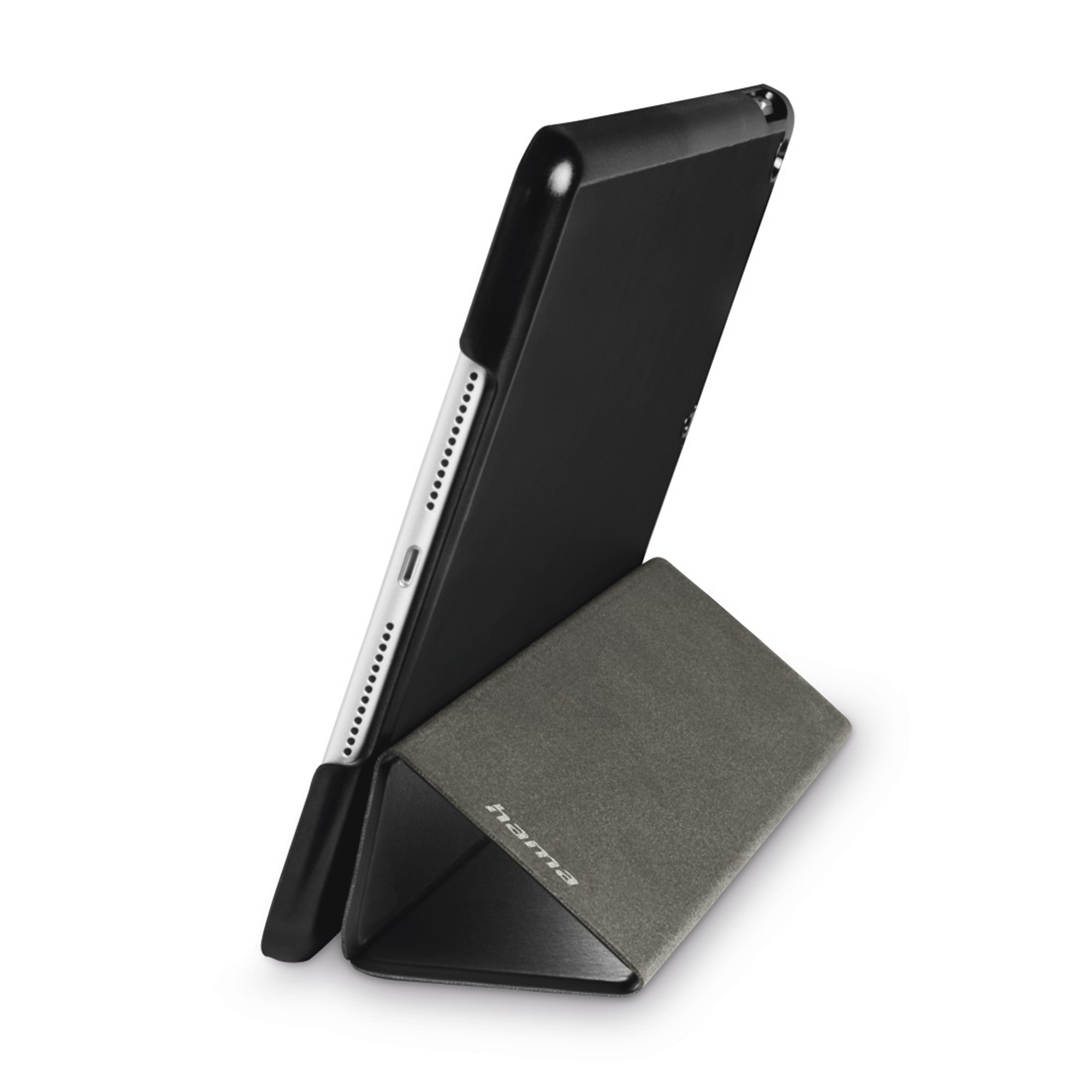 Schwarzes Tablet in Hülle, abgestützt durch einen grauen Ständer. Weißer Hintergrund.