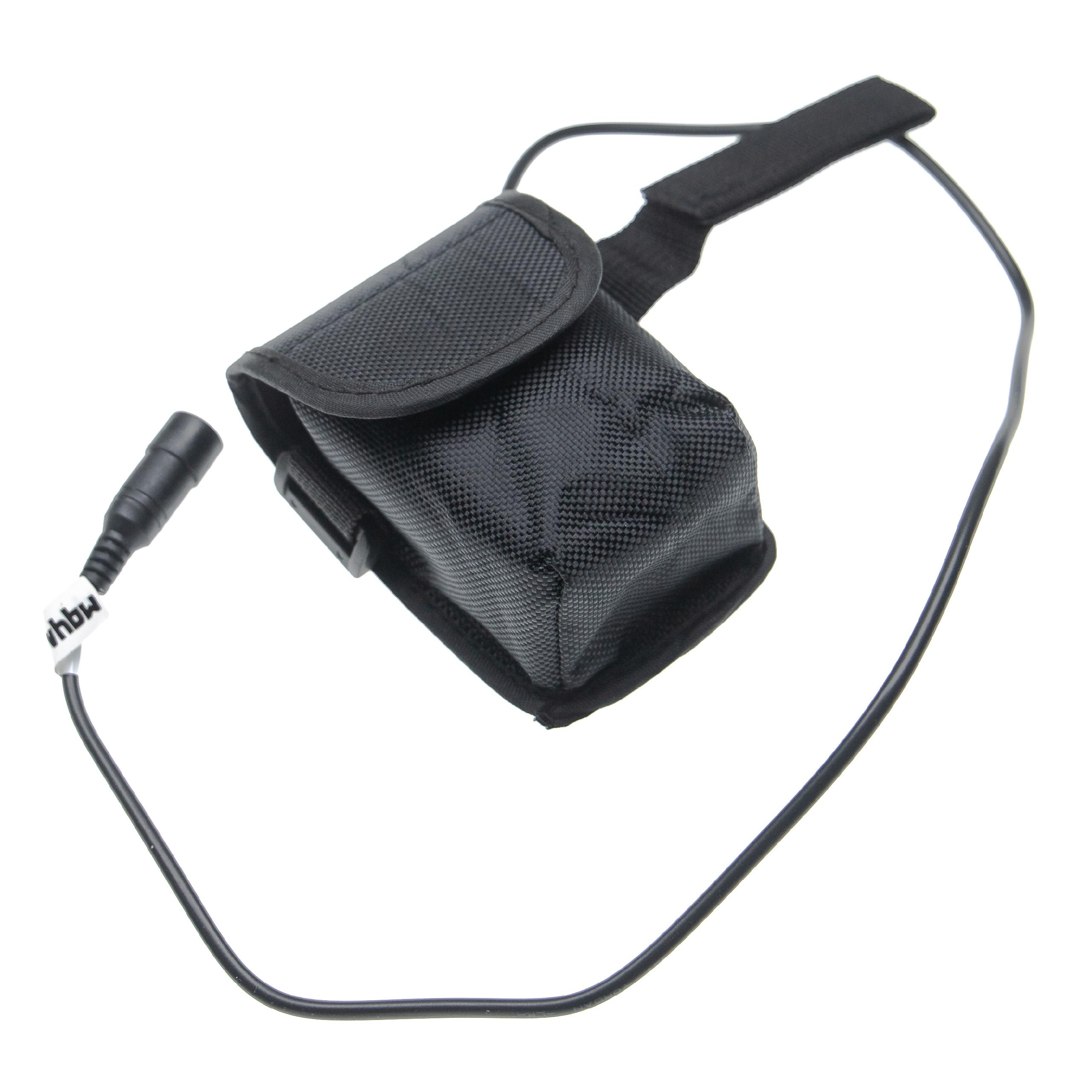 Ein kleiner schwarzer Beutel mit Kabel und Stecker. Der Beutel hat einen Riemen.