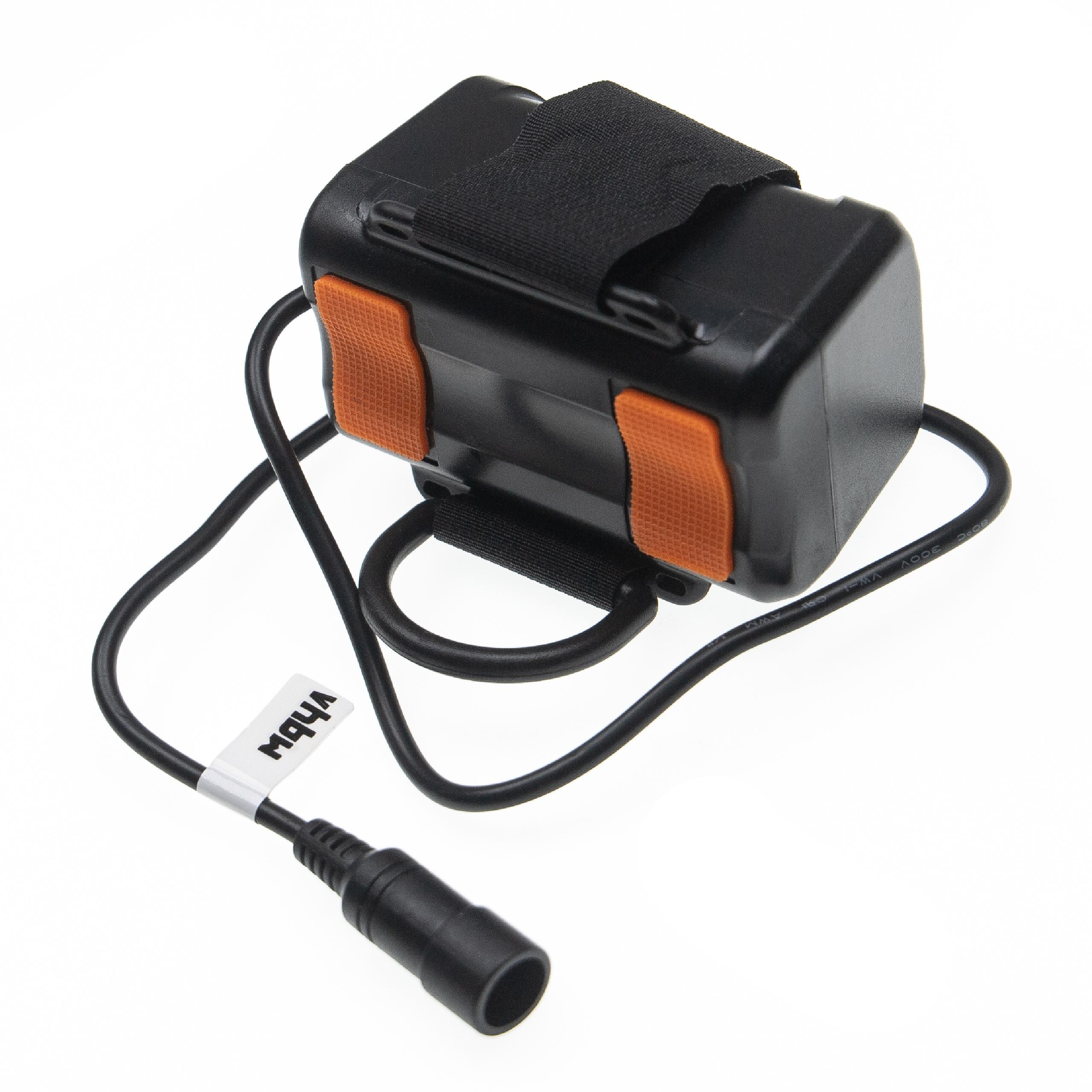 Schwarzer Akku mit orangefarbenen Akzenten, ein schwarzer Riemen und ein Kabel.