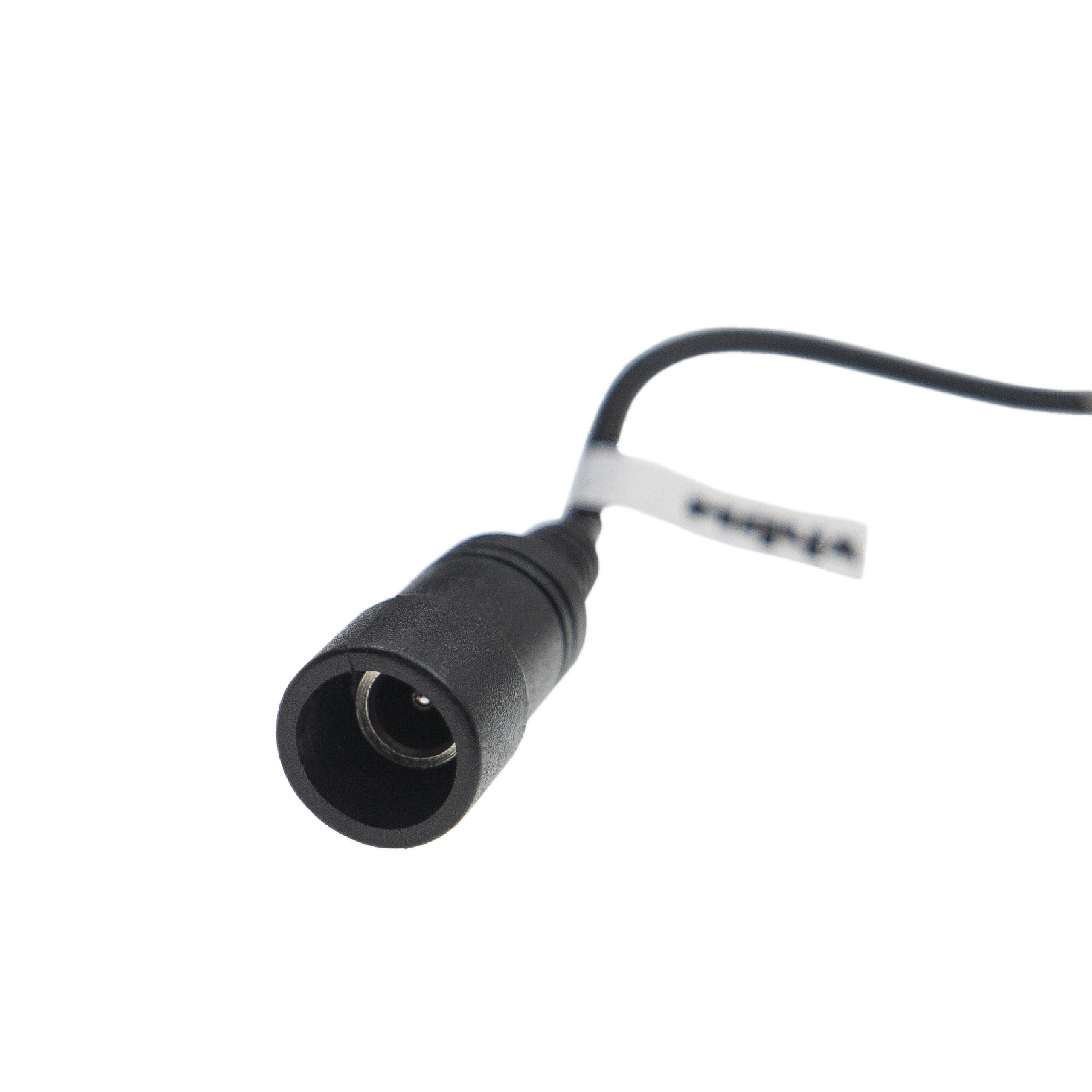 Ein schwarzes Stromkabel mit rundem Stecker, Nahaufnahme vor weißem Hintergrund.