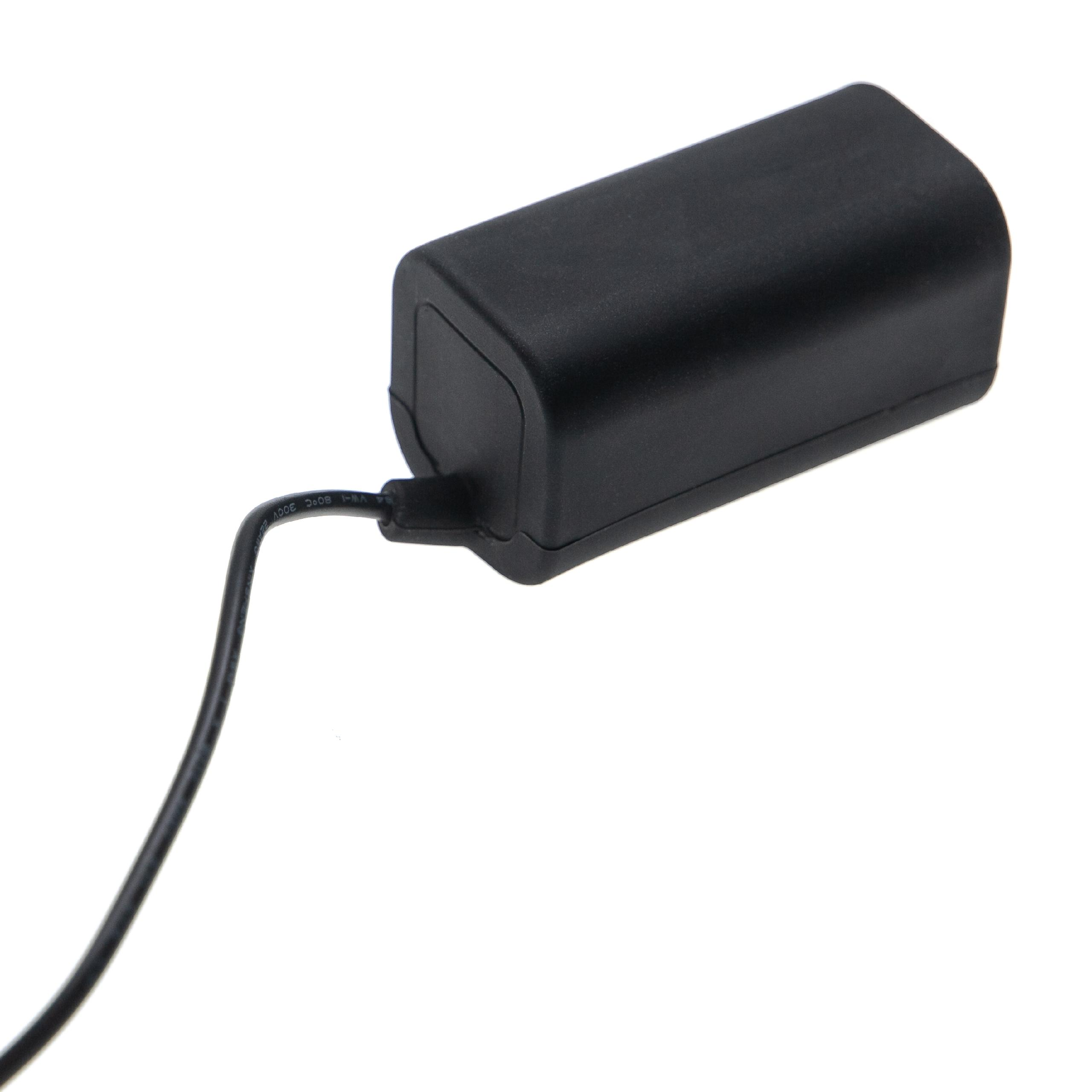 Ein schwarzer rechteckiger Netzadapter mit angeschlossenem schwarzem Kabel. Der Adapter steht vor weißem Hintergrund.