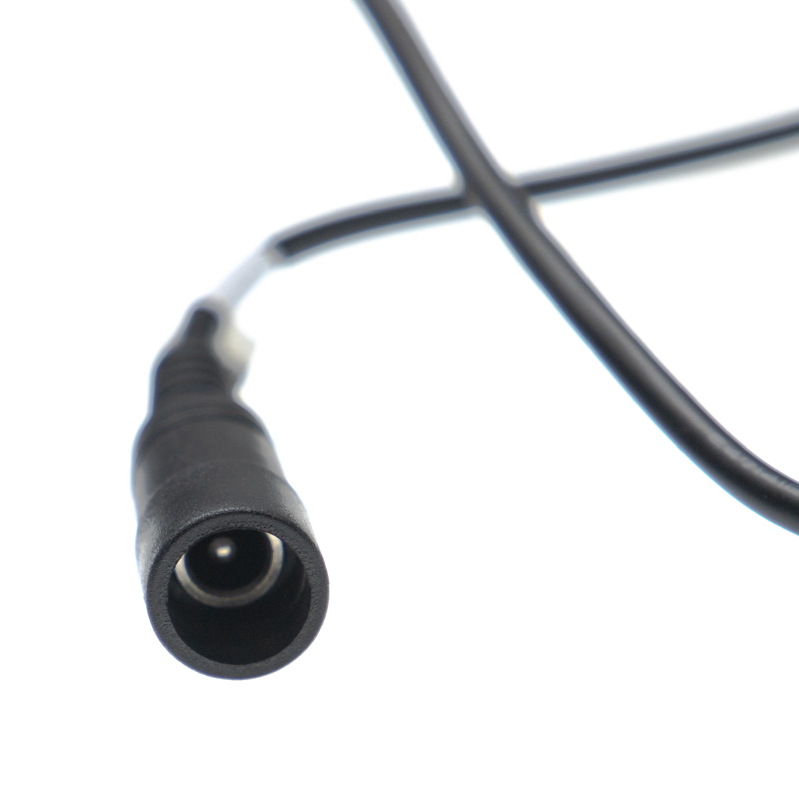Nahaufnahme eines schwarzen DC-Stromanschlusses mit weißem Kabel, auf weißem Hintergrund.