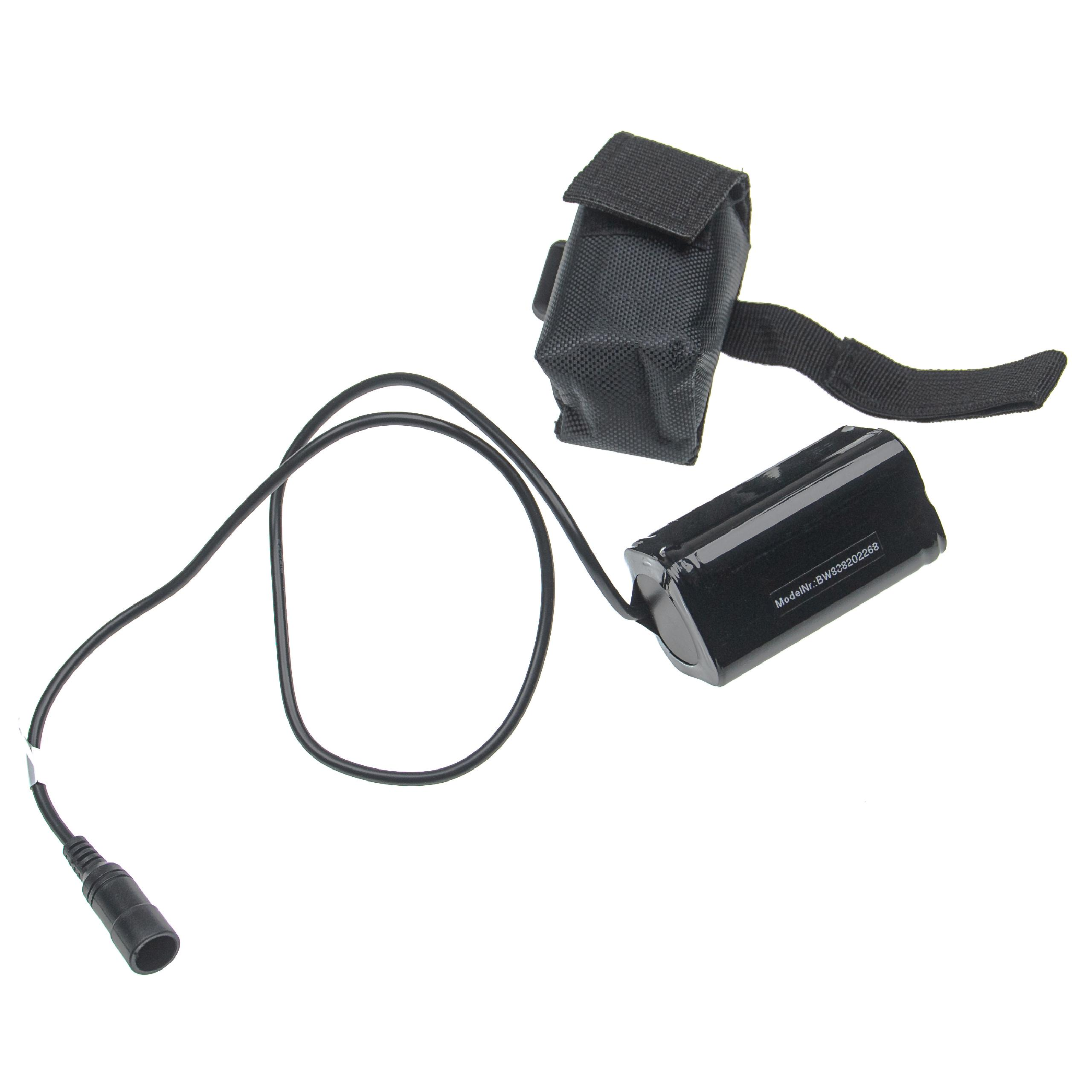 Ein schwarzes Akkupack mit einem schwarzen Beutel und einem schwarzen Kabel.
