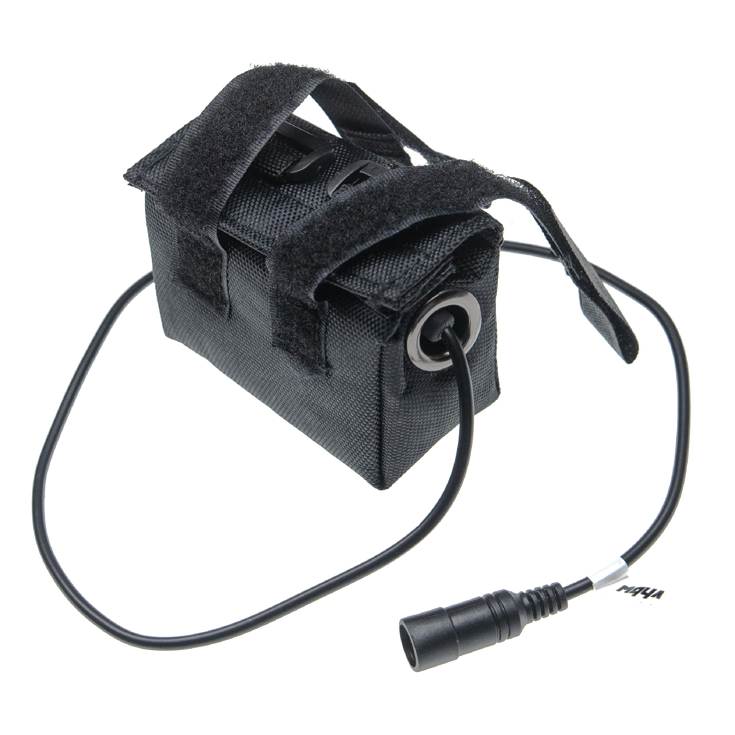 Ein schwarzes Akkupack mit Stecker, mit weißem Etikett, vor weißem Hintergrund.