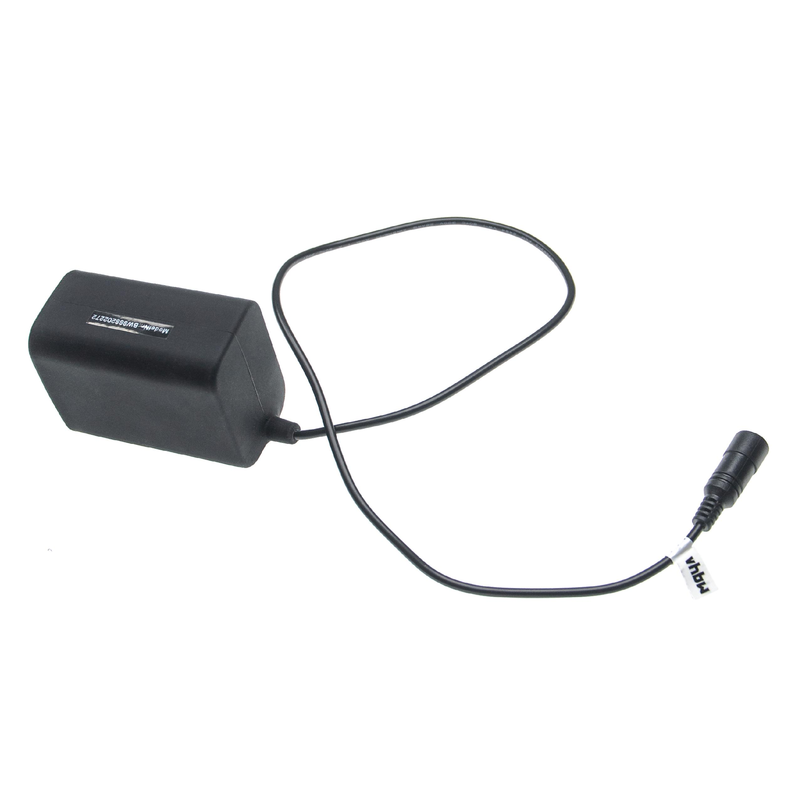 Schwarzer Akku mit Kabel und Stecker. Weißer Hintergrund.