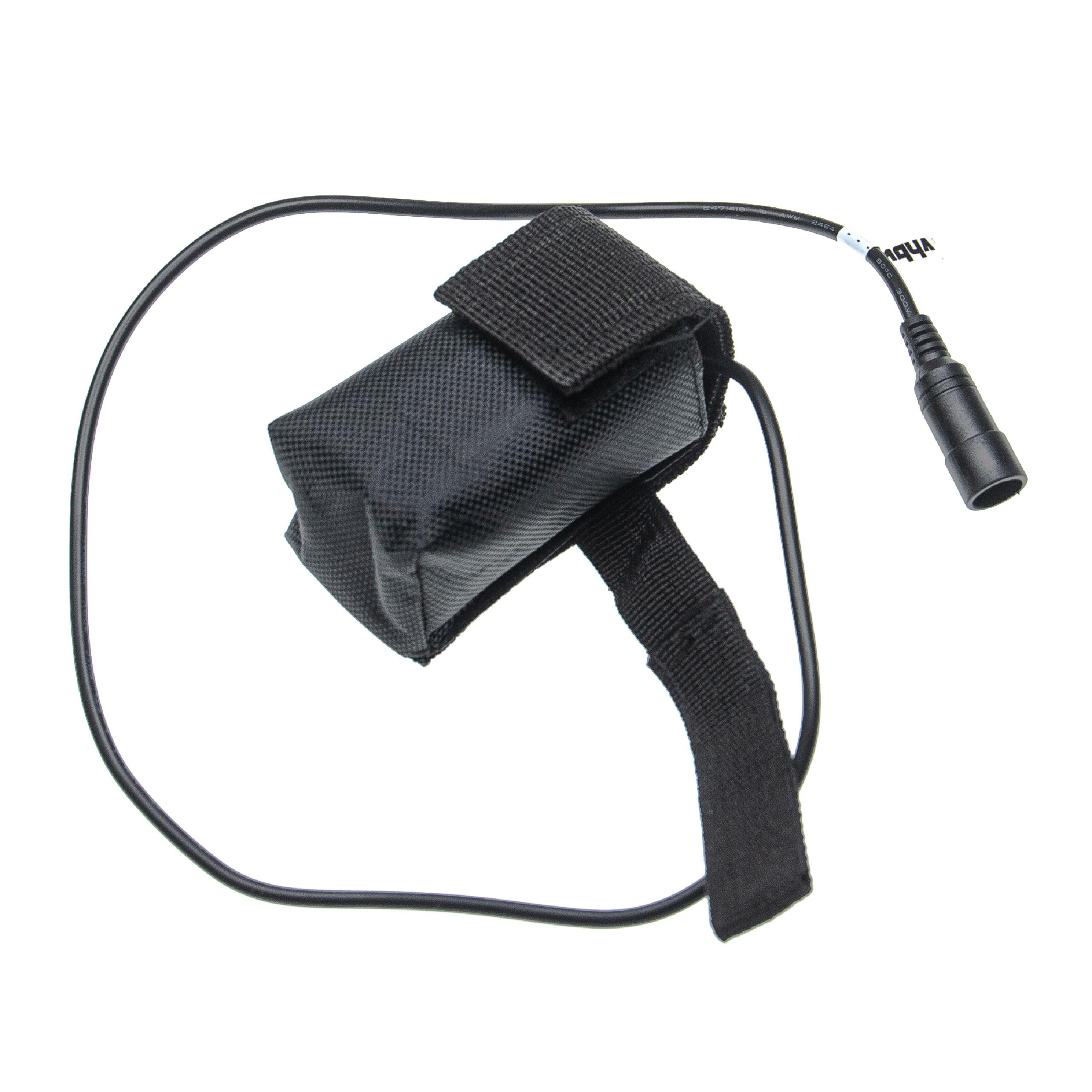 Schwarzer Beutel mit Riemen und Kabel. Am Ende des Kabels befindet sich ein Stecker.