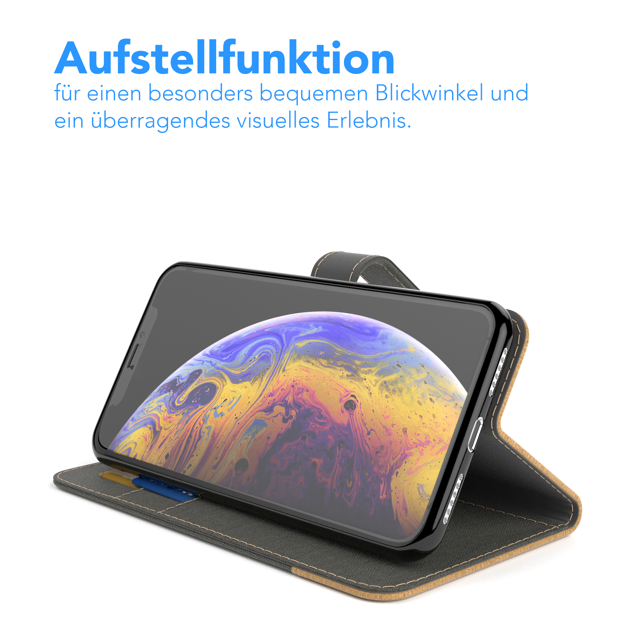 Ein Telefon in einer Hülle ist aufgestellt. Die Hülle ist braun und schwarz, mit einer blauen Karte darin.