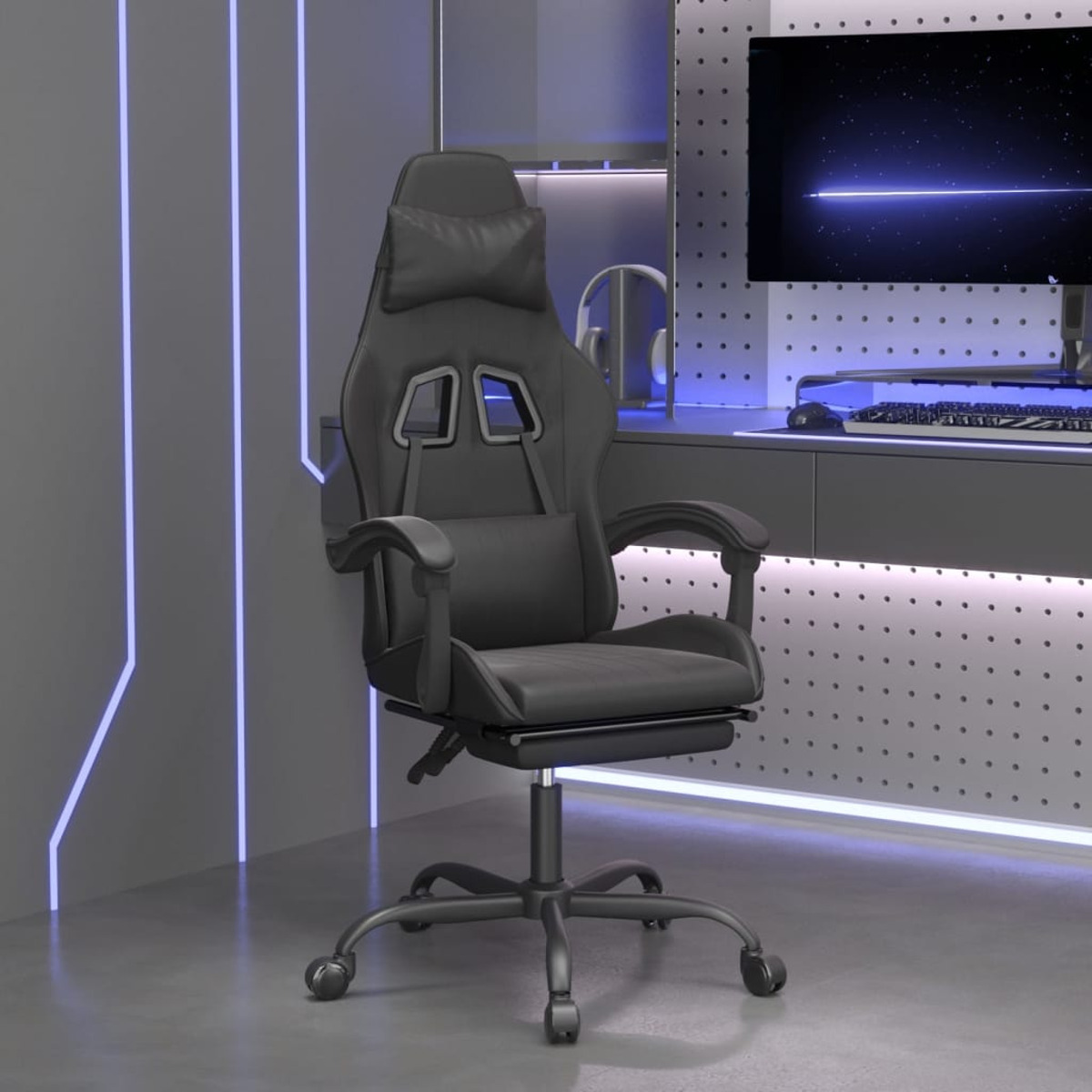 Schwarzer Gaming-Stuhl mit Kopfstütze und Fußstütze. In einem Raum mit Monitor und Lichtern.