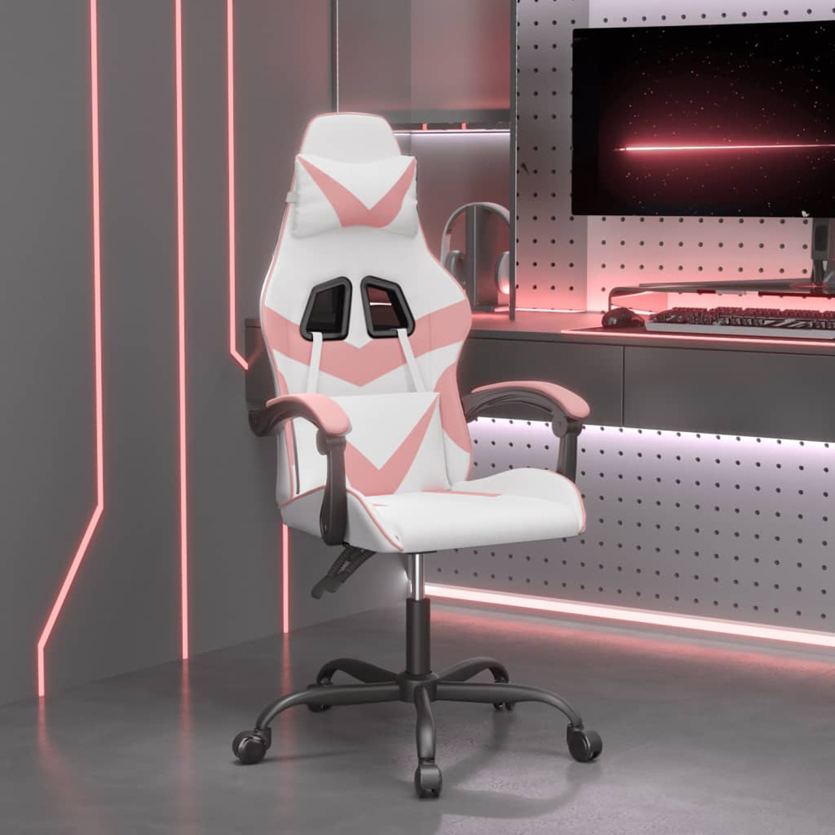 Weiß-rosa Gaming-Stuhl. Schwarze Basis und Räder. Im Hintergrund ein Schreibtisch mit Computer.