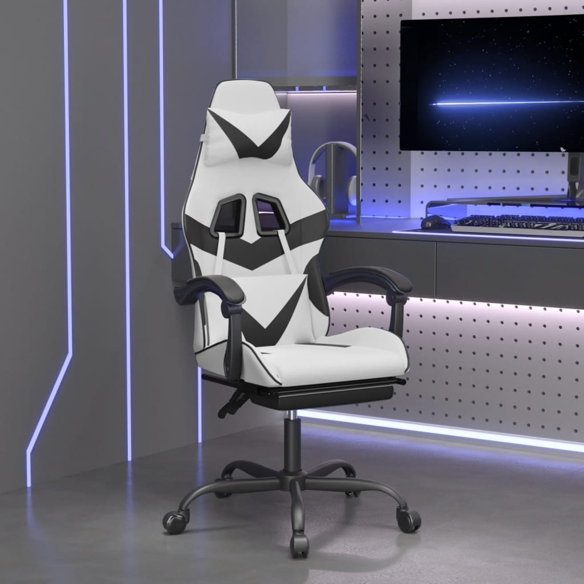 Weißer und schwarzer Gaming-Stuhl vor einem Schreibtisch mit Monitor. Der Raum ist modern.