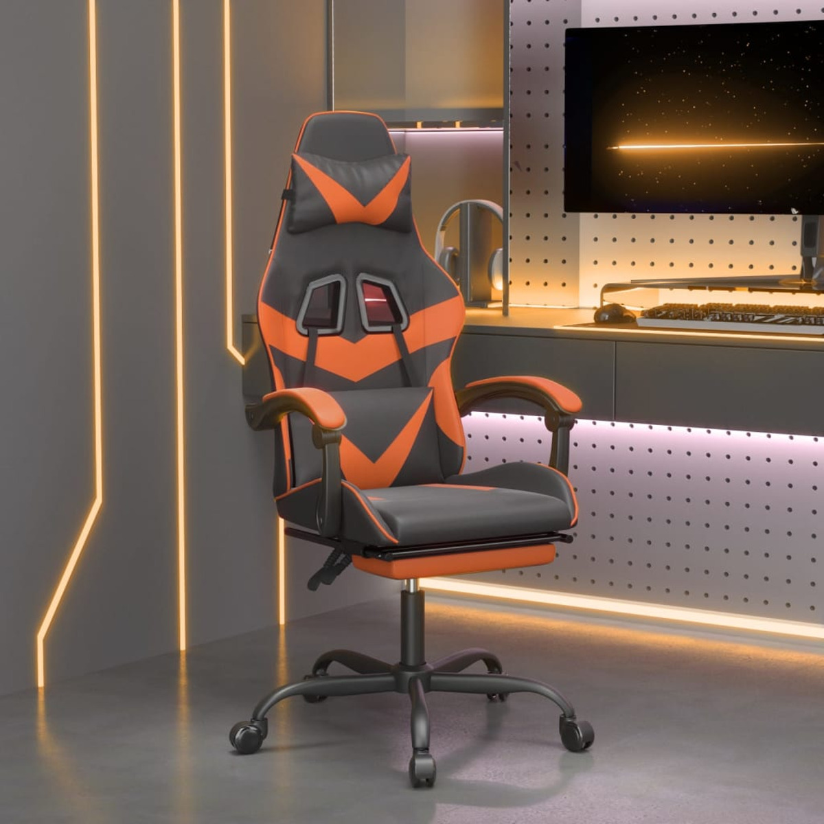Ein schwarz-oranger Gaming-Stuhl in einem modernen Raum. Der Stuhl hat eine Kopfstütze, Armlehnen und eine Fußstütze.