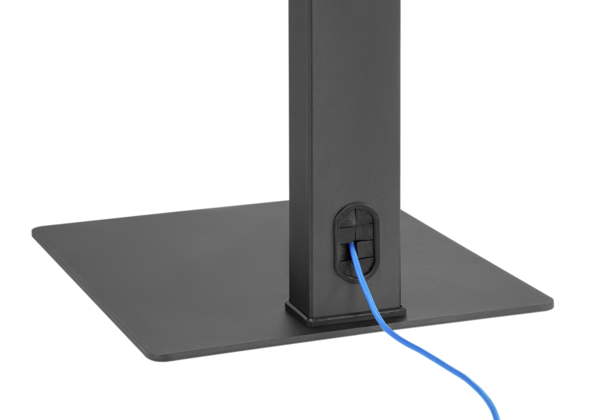 Nahaufnahme eines schwarzen Ständers mit einem blauen Kabel, das aus einem ovalen Ausschnitt kommt.