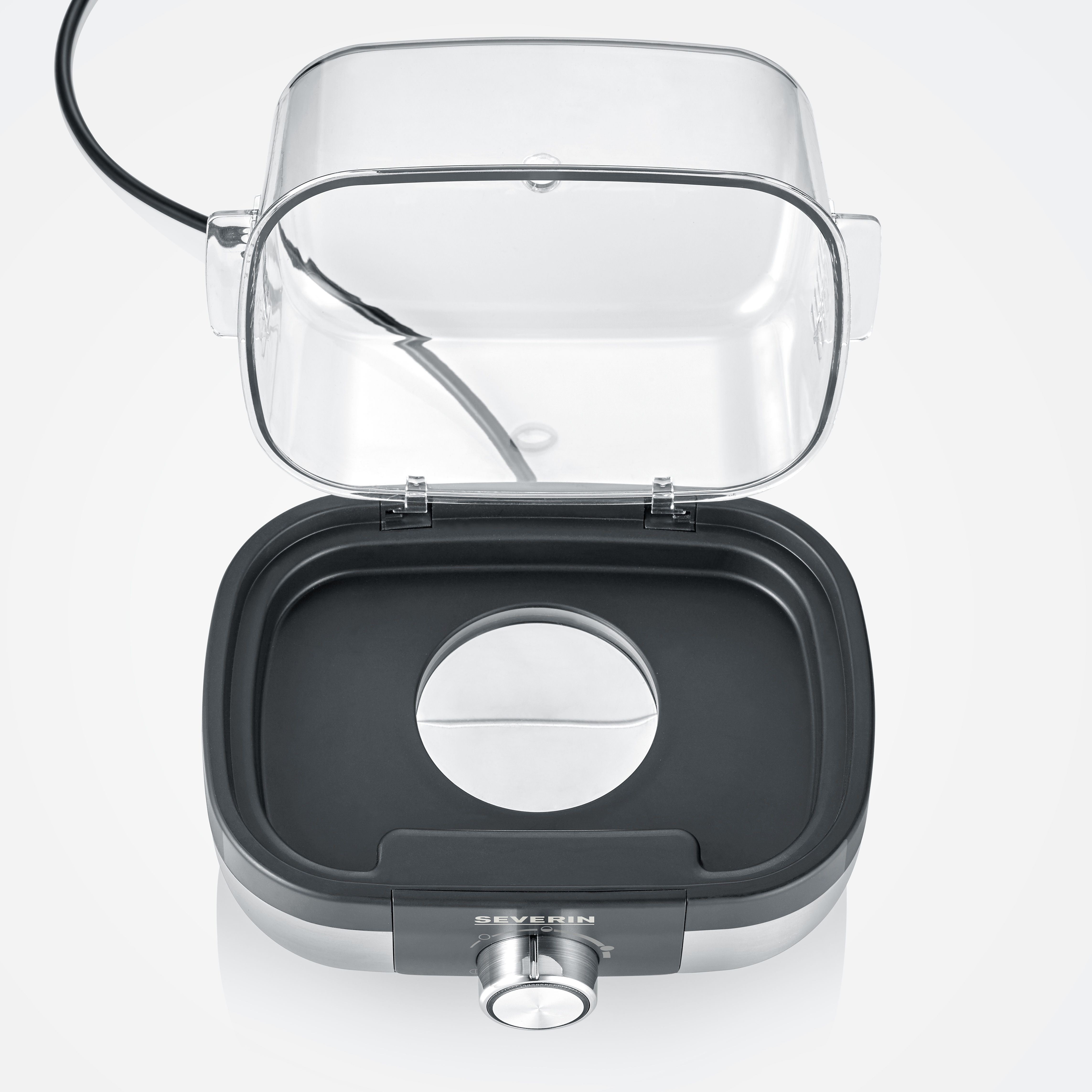 Grill elektryczny z otwartą pokrywą, ciemnoszara powierzchnia, srebrna podstawa i czarny przewód zasilający.