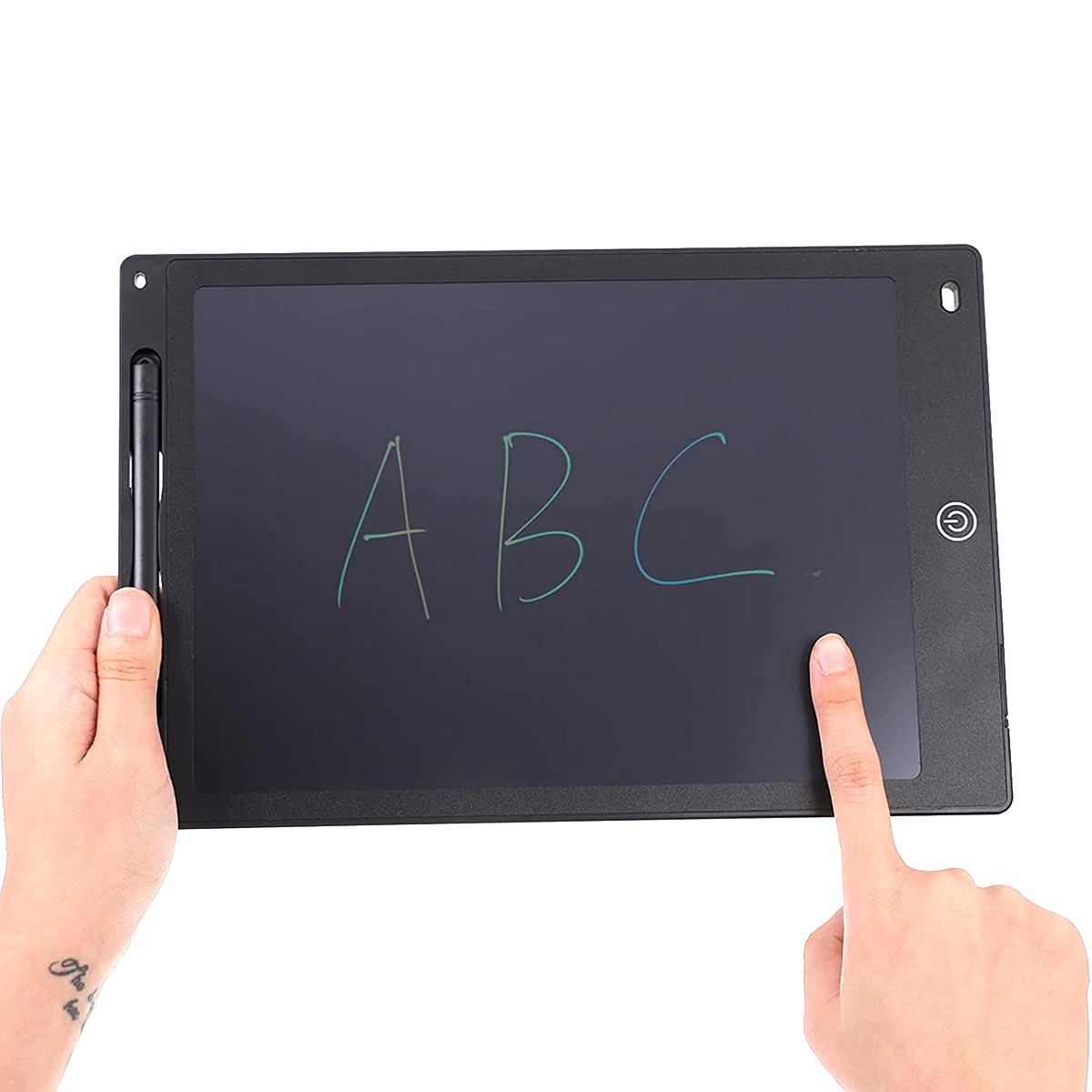 Manos sosteniendo una tableta negra con ABC escrito con un lápiz y un dedo.