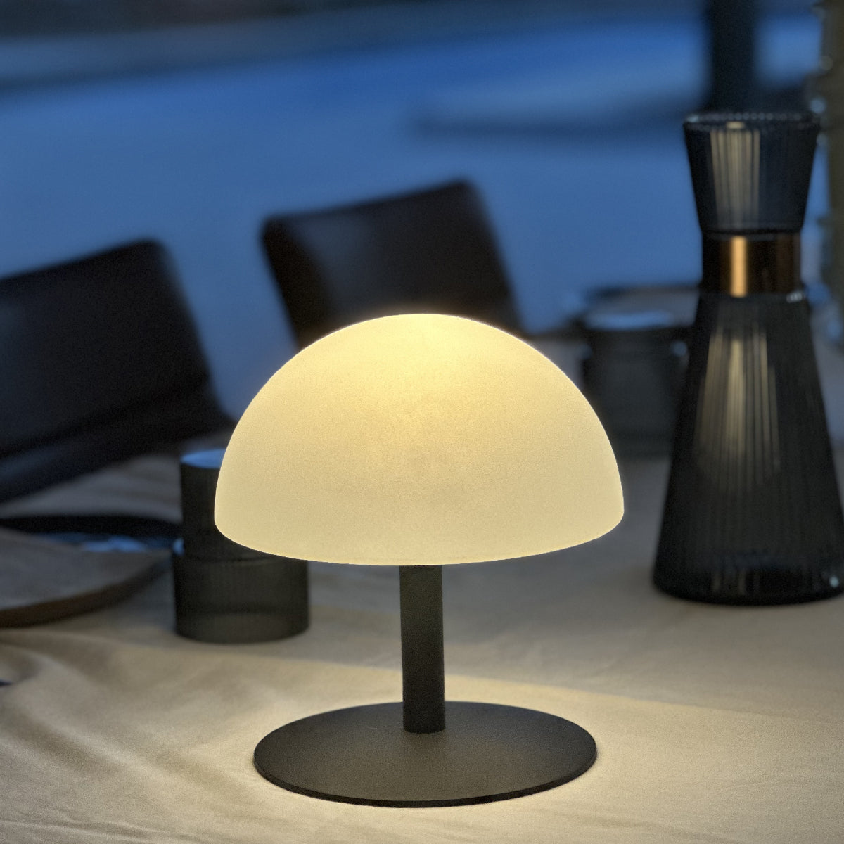 Moderne Außenlampe mit weißem, abgerundetem Schirm.