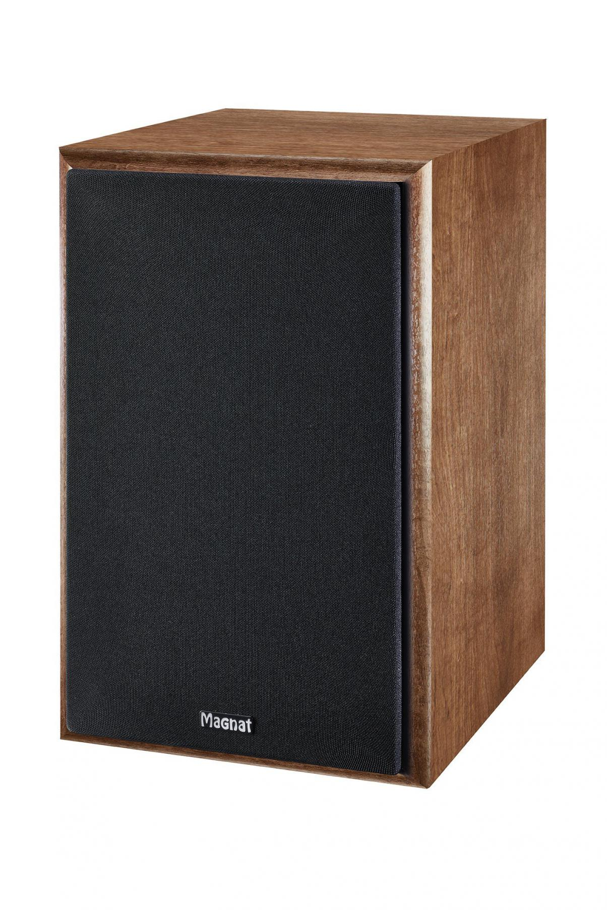 Eine braune Holzlautsprecherbox mit schwarzer Lautsprecherabdeckung. Das Wort 'Magnat' ist auf der Lautsprecherabdeckung aufgedruckt.