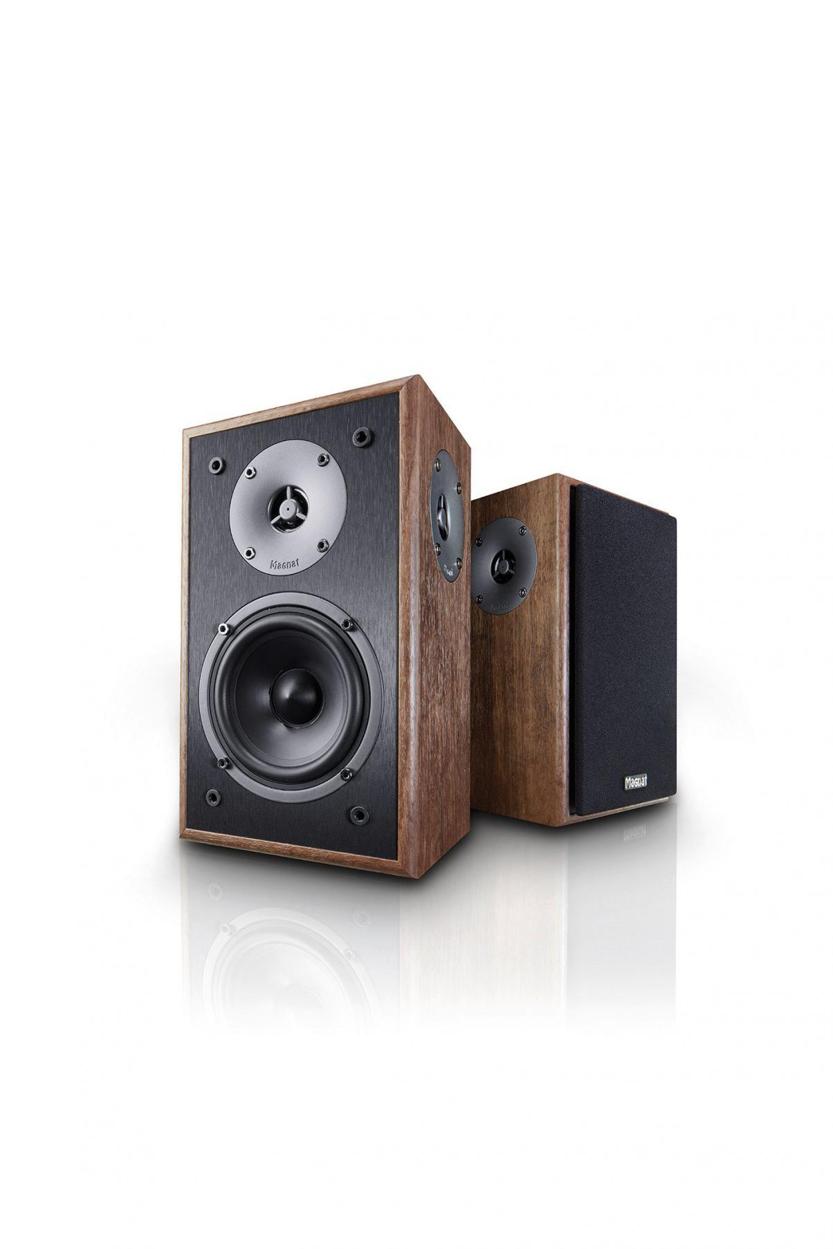 Dwa drewniane głośniki na białej powierzchni. Jeden jest za drugim.