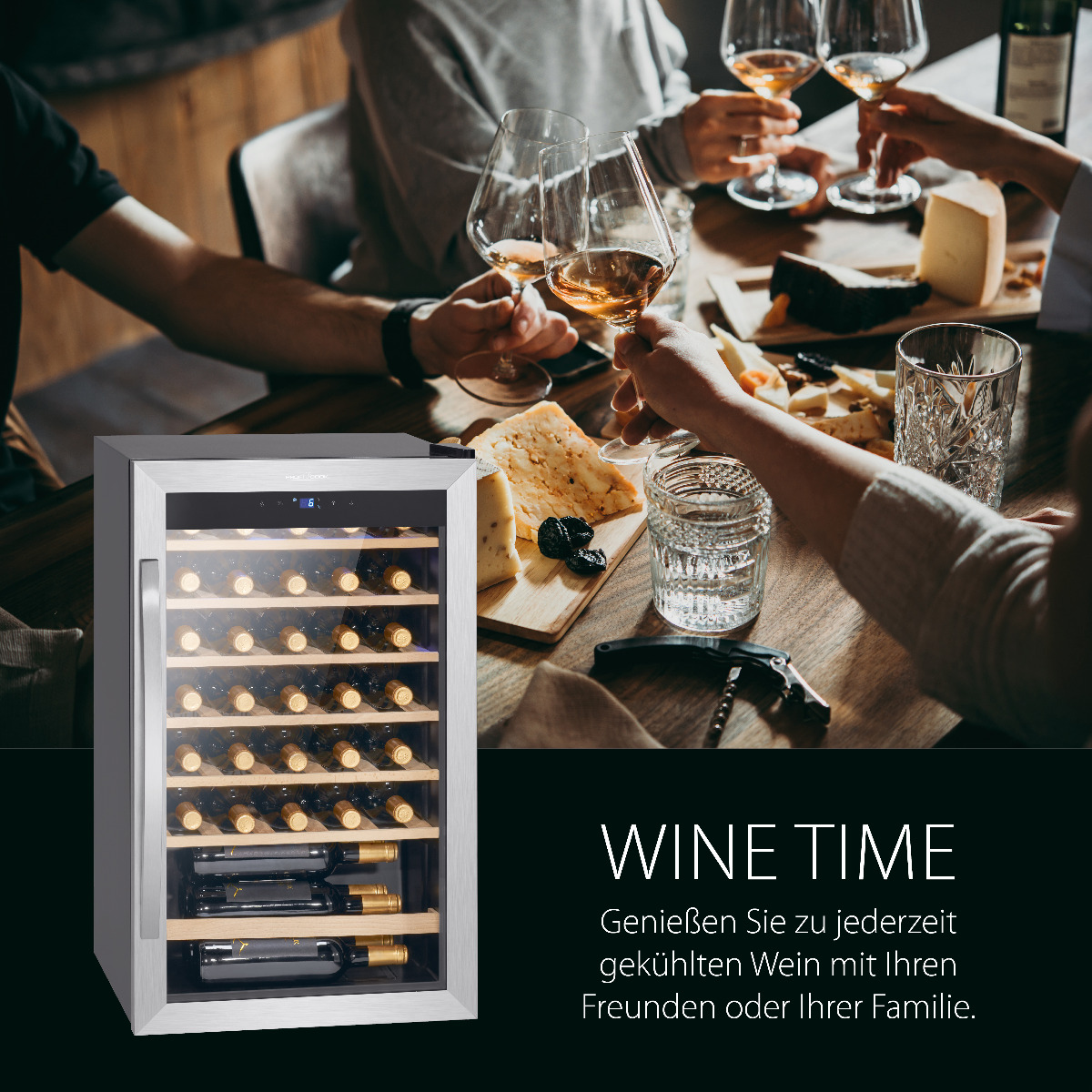 Chłodziarka do wina z butelkami, otoczona przez osoby wznoszące toasty winem i serem.