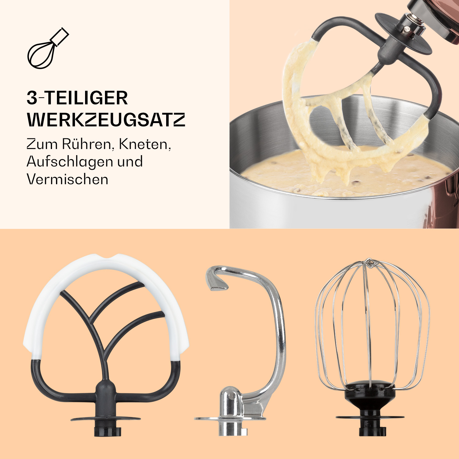 Primo piano di un mixer con tre accessori: frusta, gancio impastatore e frusta, su sfondo arancione chiaro.