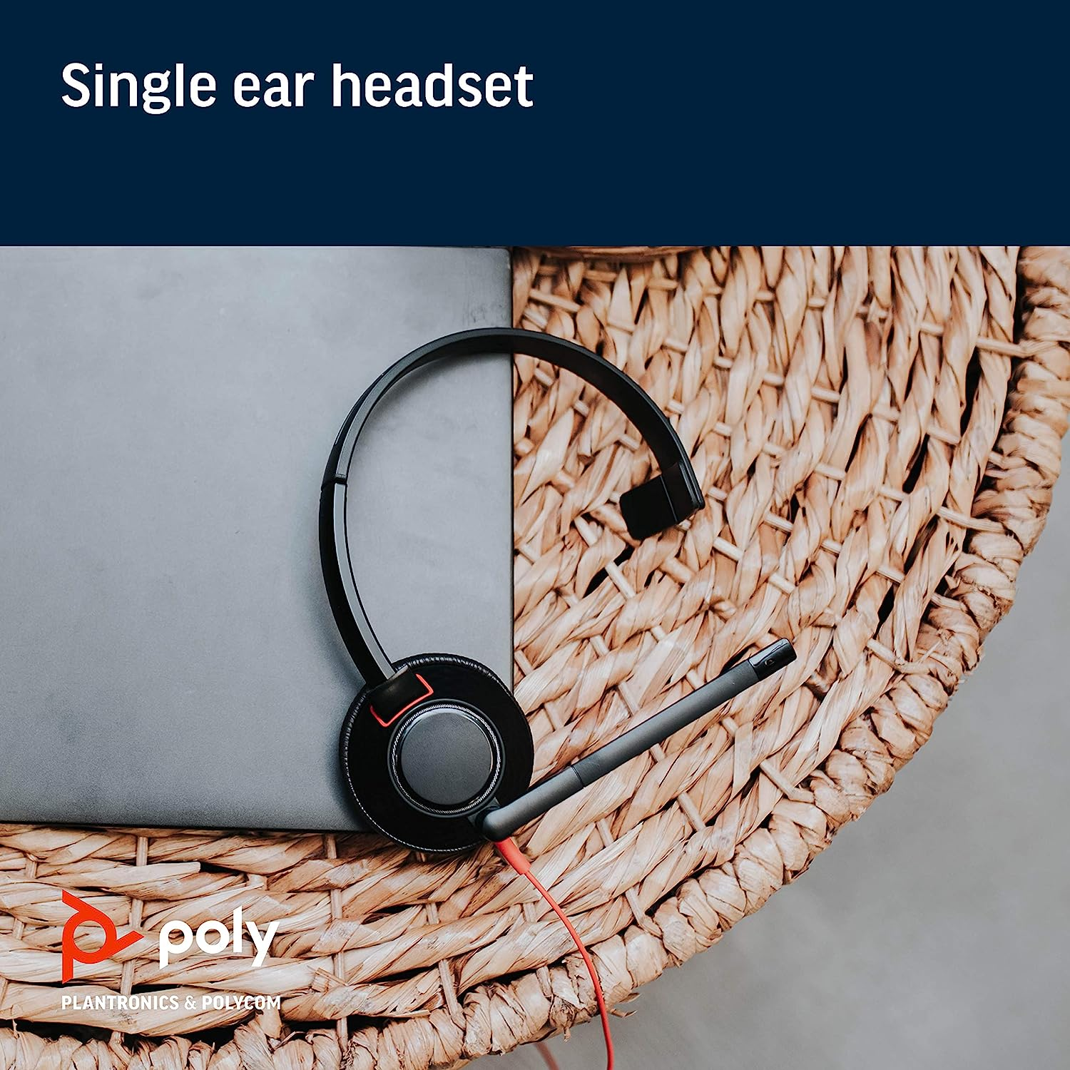 Un casque à une oreille noir repose sur une table en osier. Le logo 'poly' en bas.