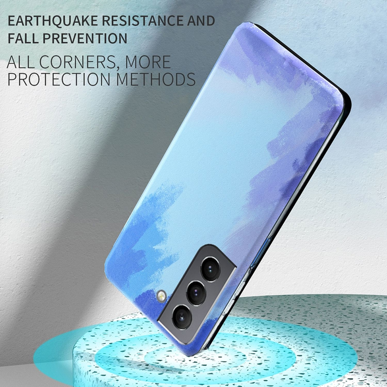 Eine Handyhülle mit blauem Aquarelldesign, leicht abgewinkelt, zeigt die Kameras des Telefons.