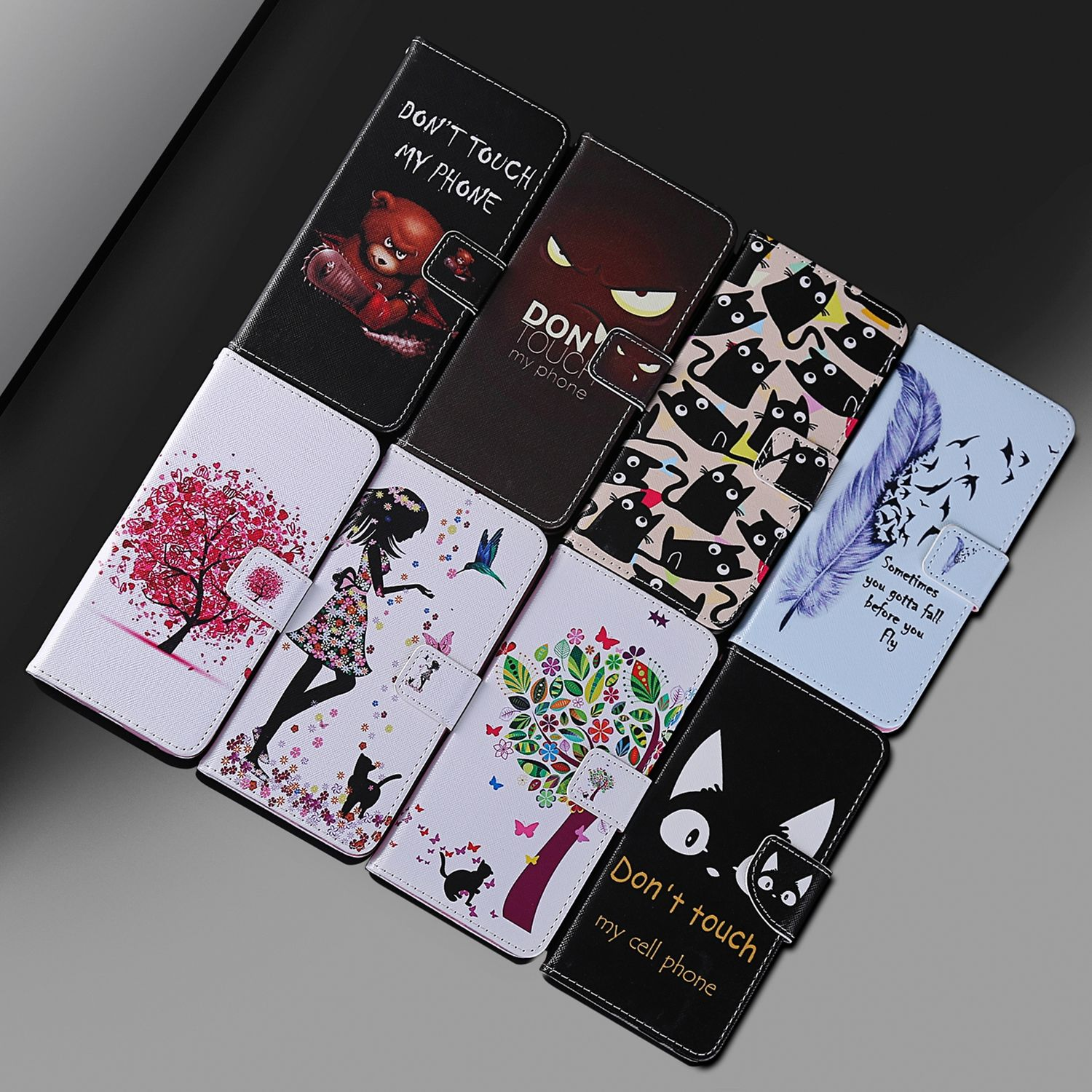 Sammlung bunter Handyhüllen mit verschiedenen Designs auf dunkler Oberfläche.