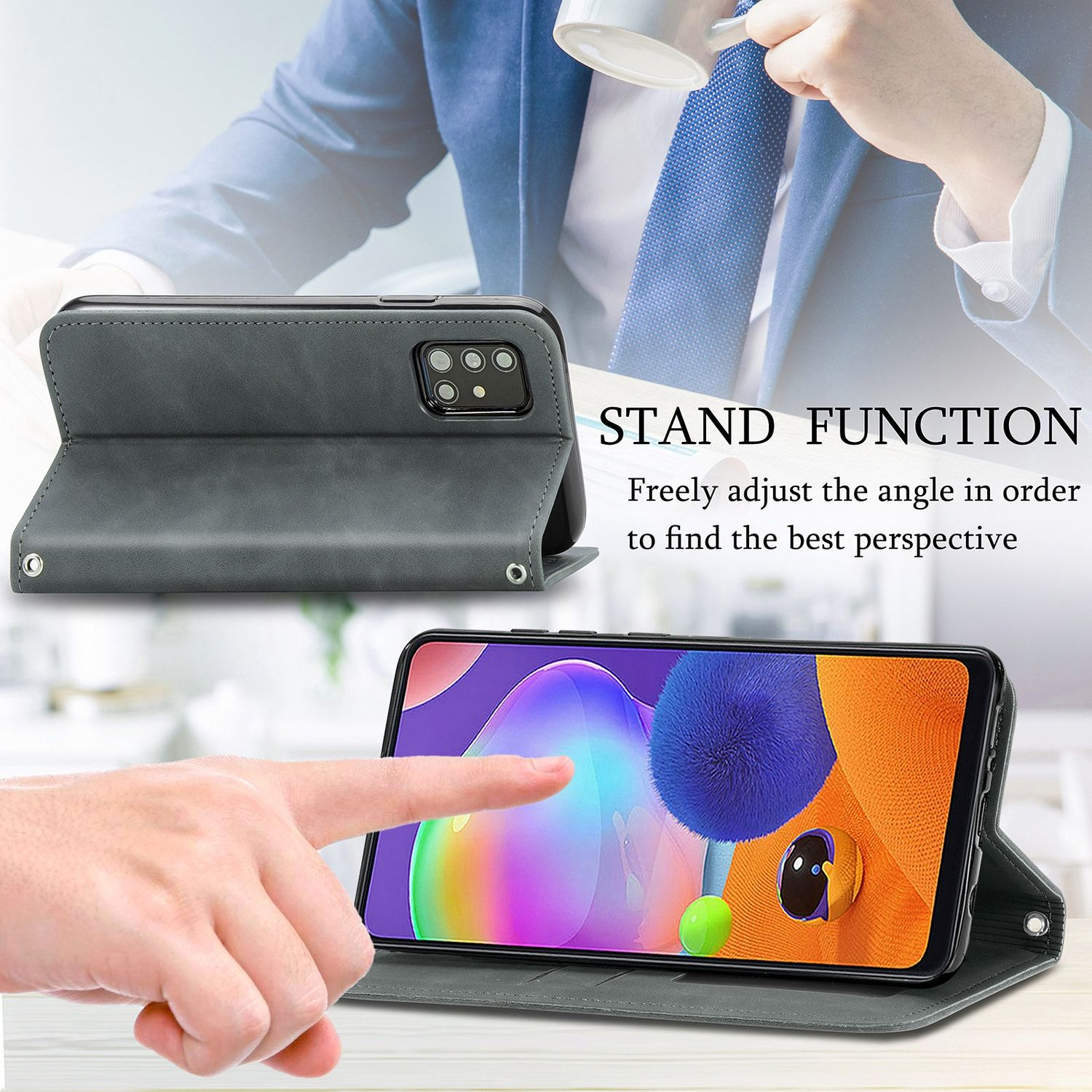 Handyhülle mit einem Telefon darin. Das Telefon steht auf einem Ständer. Eine Hand passt den Winkel an.