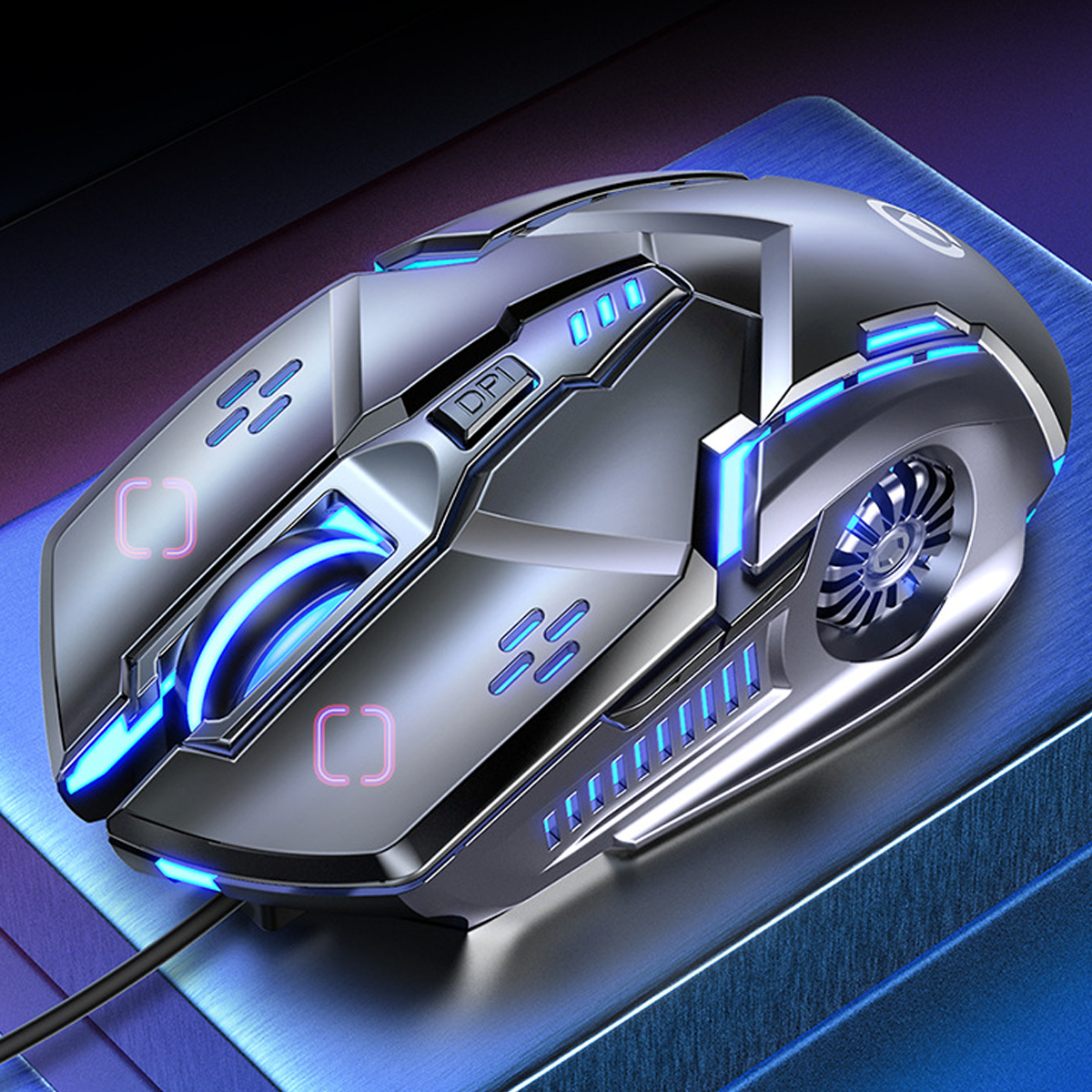 Gaming-Maus, silber und schwarz. Blaue und rosa LED-Leuchten. Kabel angeschlossen. Von oben betrachtet, auf Metall.