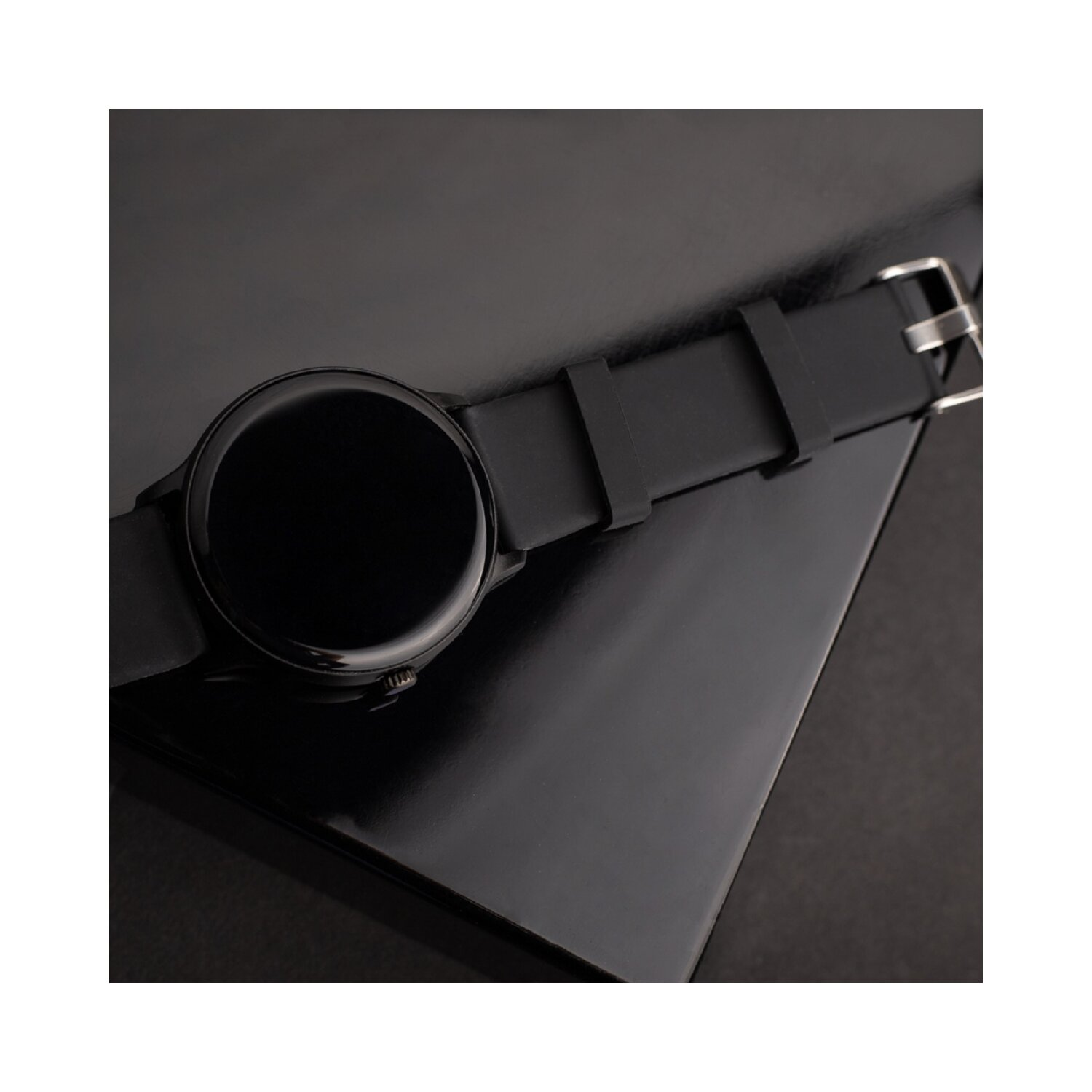 Schwarze Smartwatch, rundes Zifferblatt, schwarzes Armband. Das Display ist dunkel.