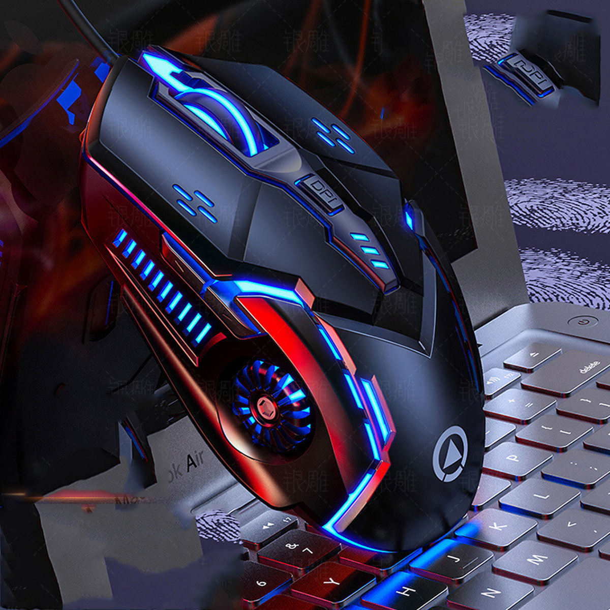 Gaming-Maus auf einem Schreibtisch mit Tastatur. Die Maus hat blaue und rote Lichter. Schwarz und Grau.