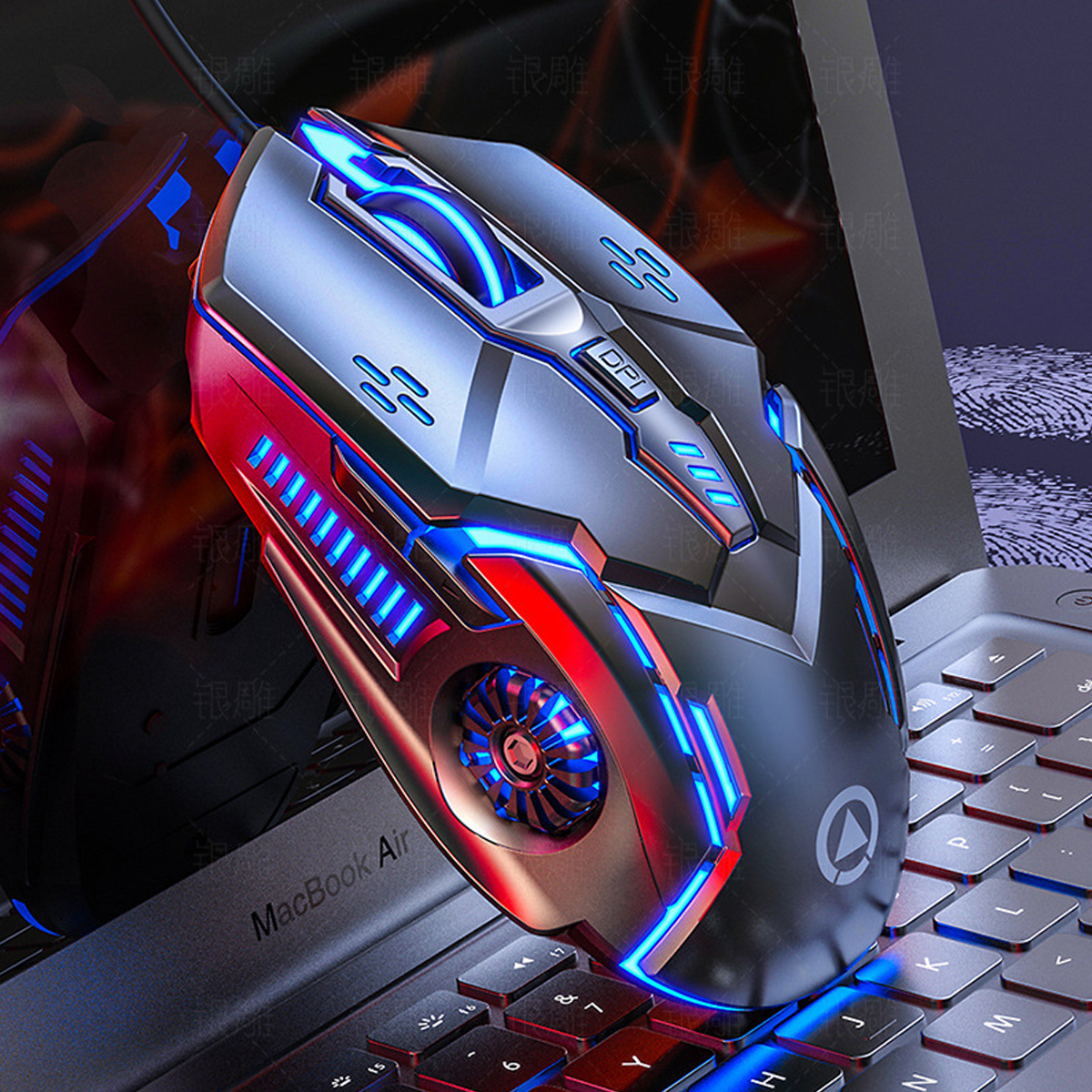 Schwarze Gaming-Maus mit blauen und roten Lichtern. Die Maus liegt auf einer Laptop-Tastatur. Sie hat ein cooles Design.