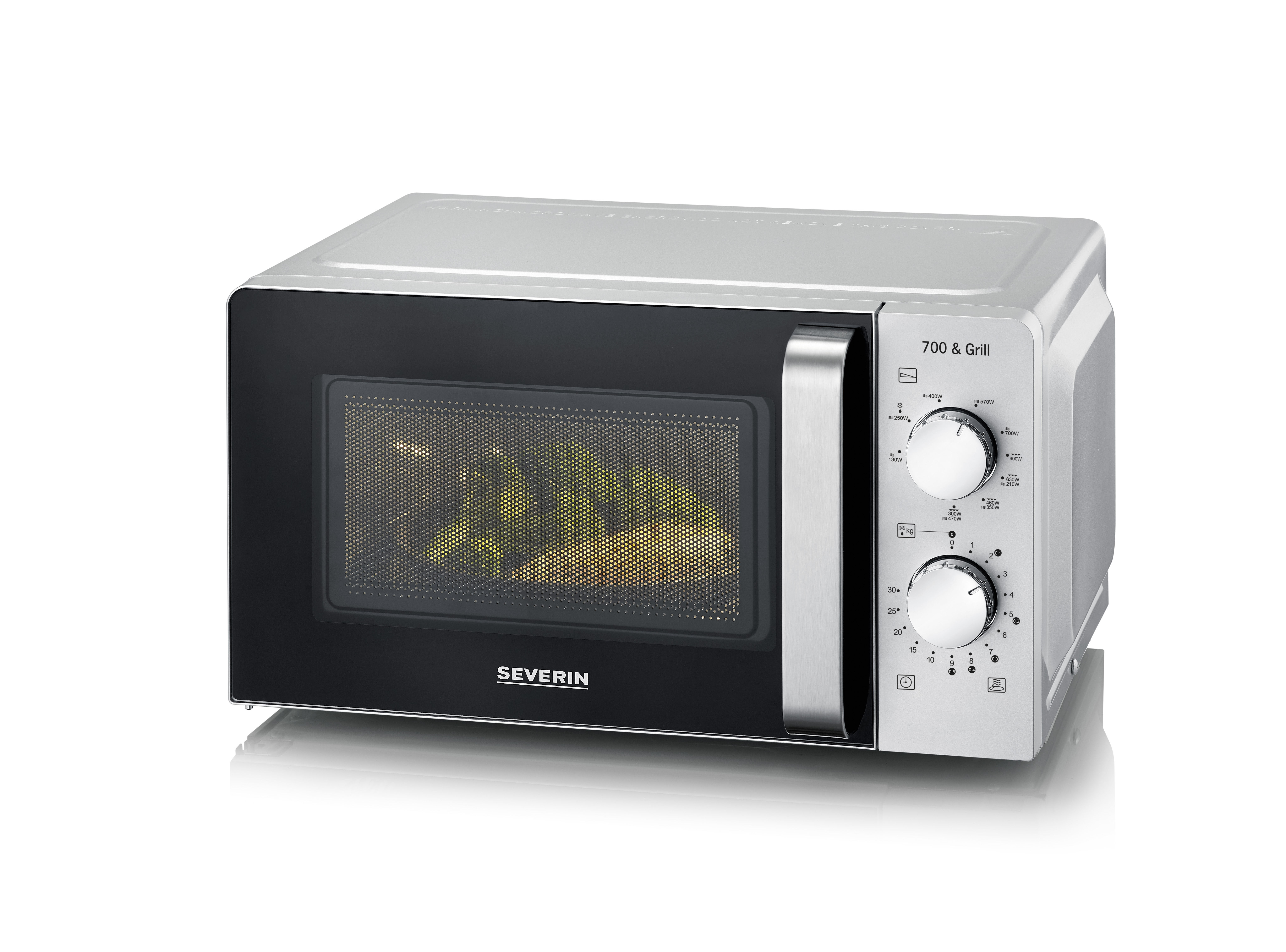 Srebrna kuchenka mikrofalowa z czarnymi drzwiami, jedzeniem w środku i pokrętłami, na białym.