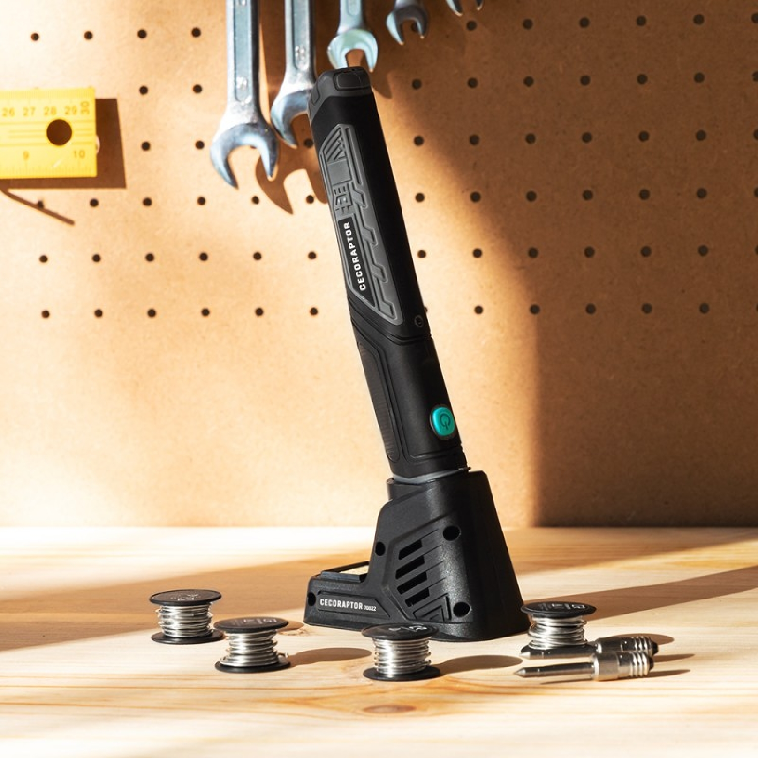 Cacciavite senza fili nero su un supporto, con utensili e forniture.