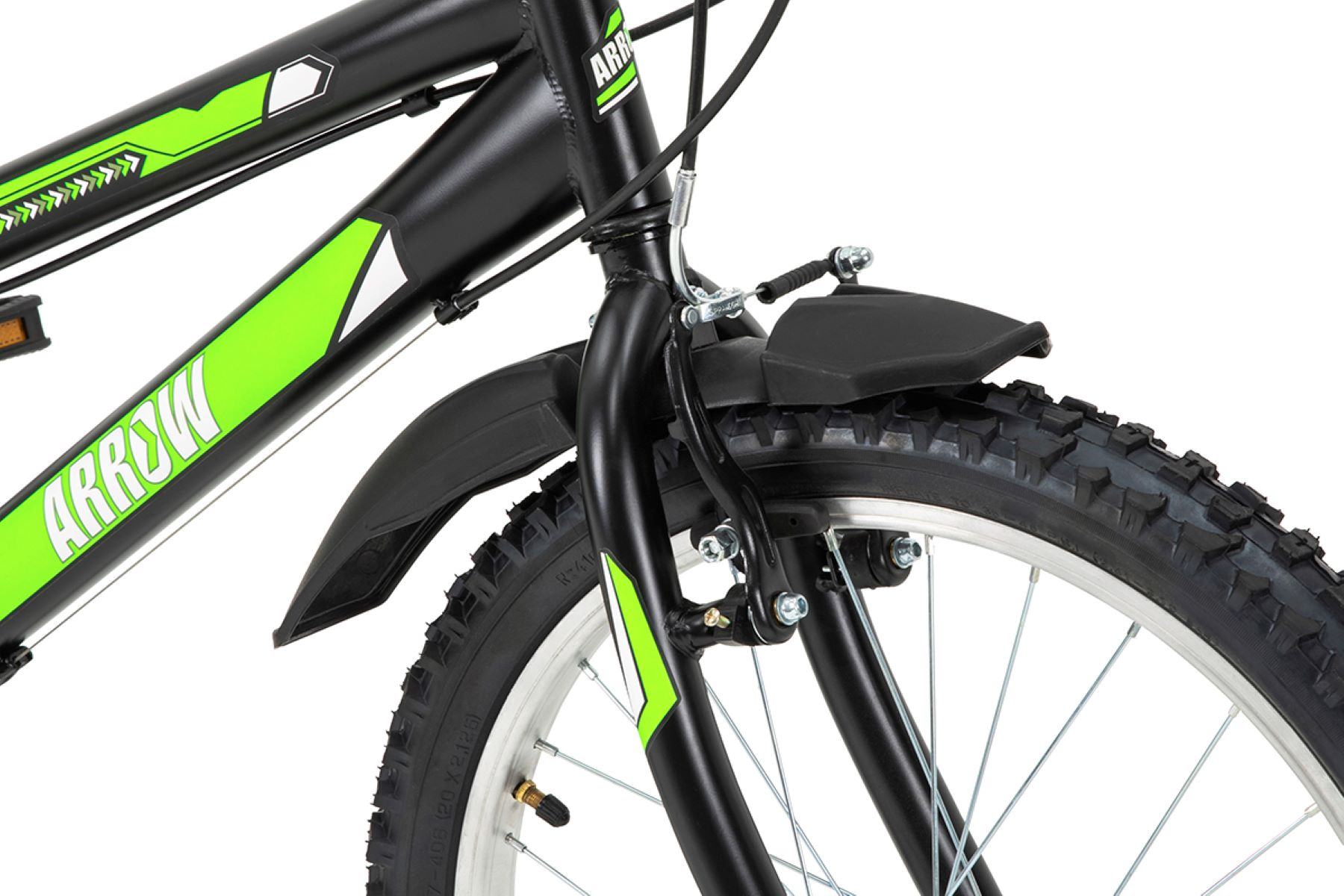 Nahaufnahme eines schwarzen und grünen Fahrradvorderrads mit dem Wort 'ARROW'.