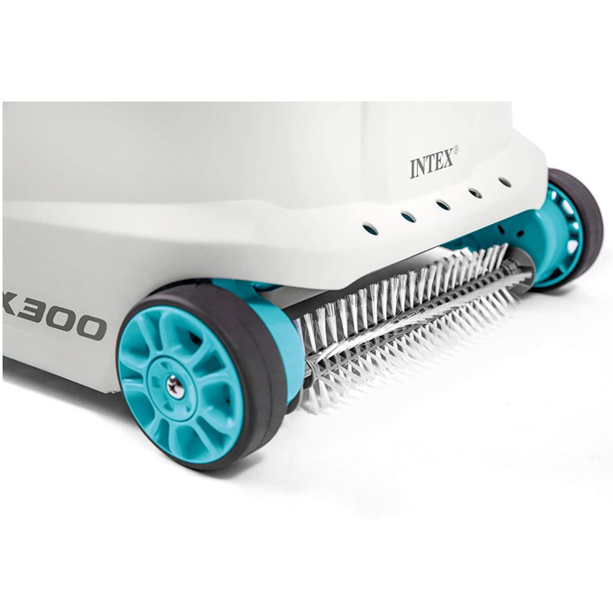 Biało-turkusowy odkurzacz do basenu z niebieskimi kołami i obrotowymi szczotkami. Białe tło.